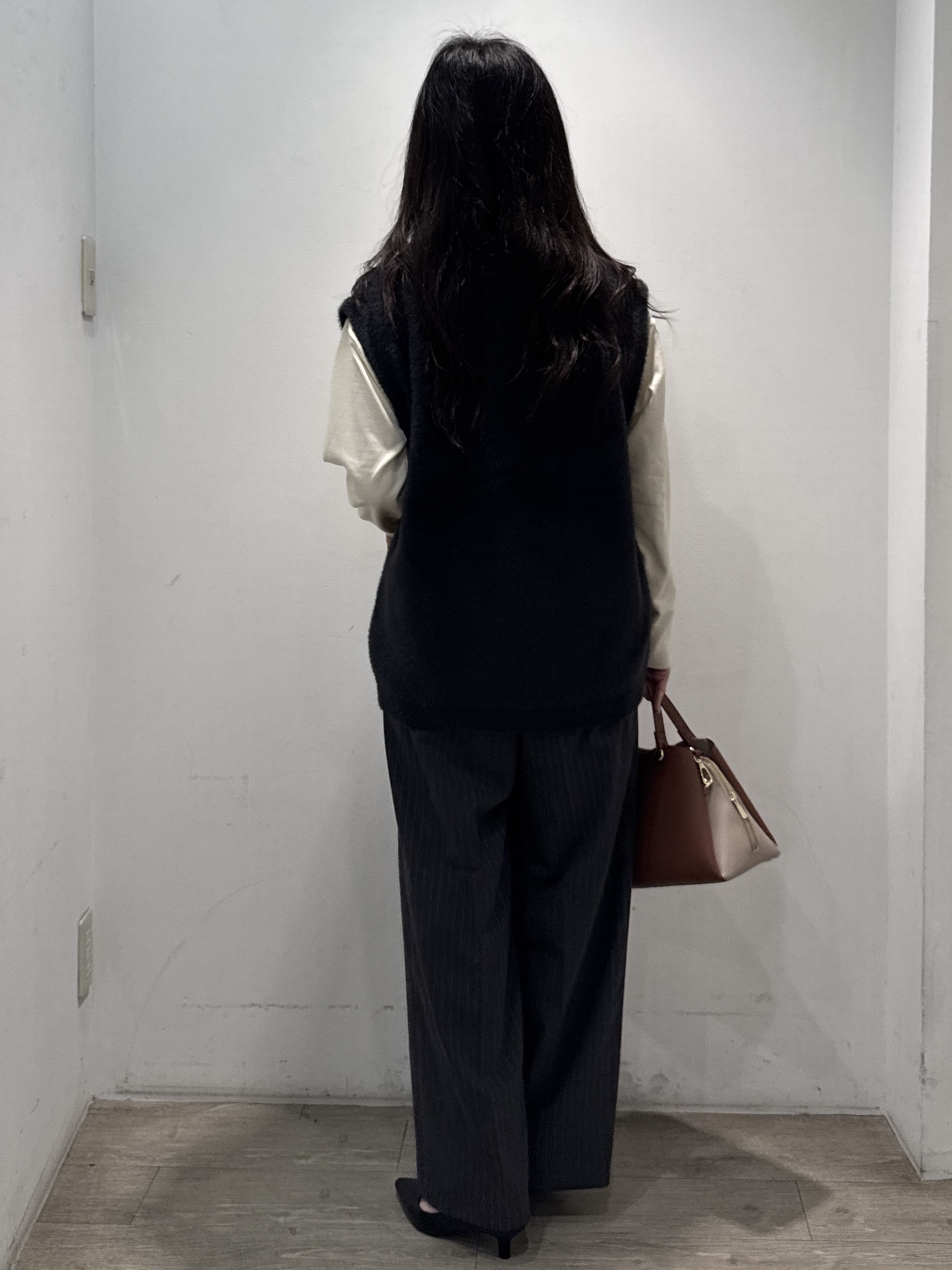 yuicciさんの「OPAQUE.CLIP｜レース付きVネックニット【洗濯機OK】」を使ったコーディネート