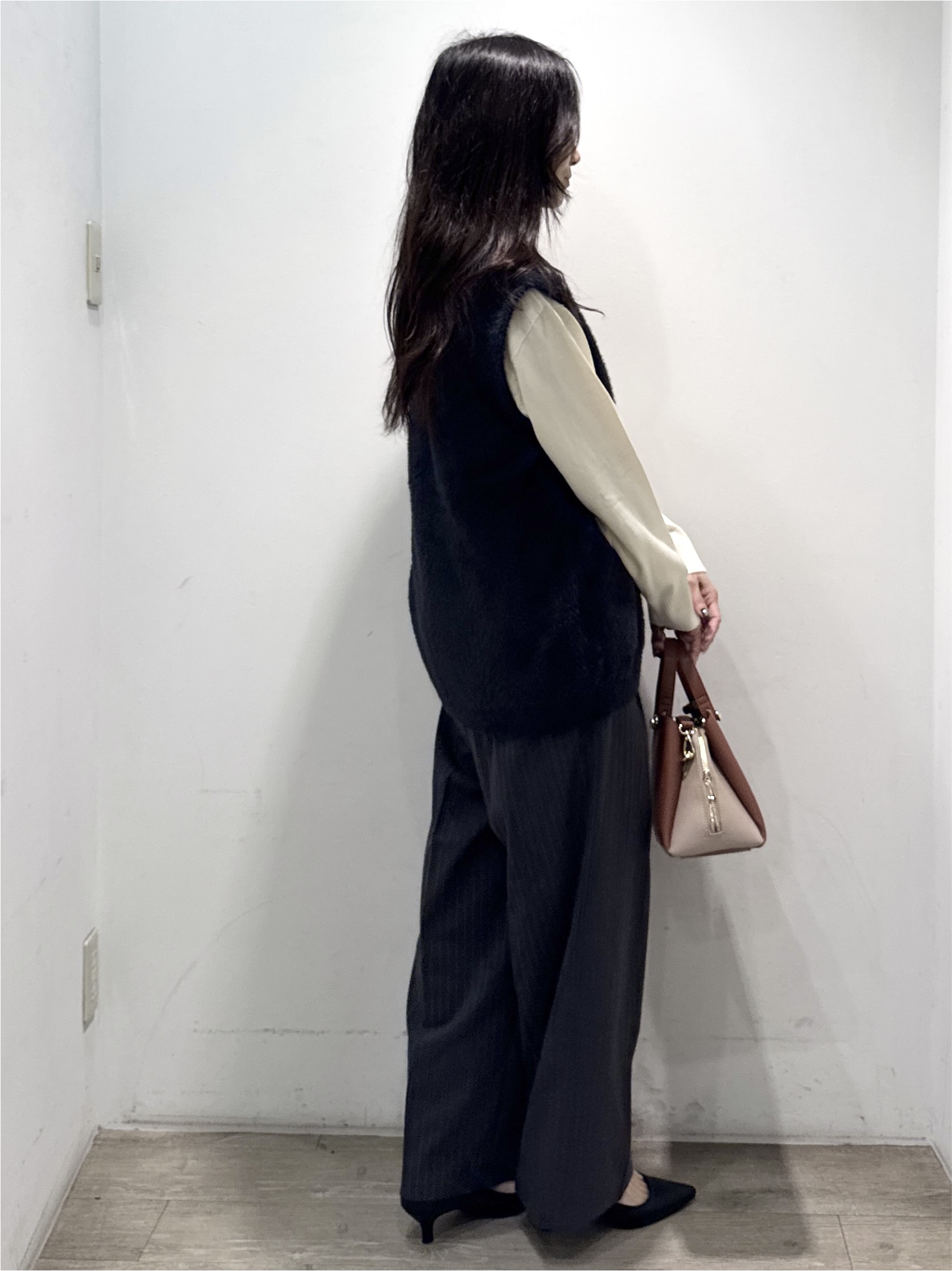 yuicciさんの「OPAQUE.CLIP｜レース付きVネックニット【洗濯機OK】」を使ったコーディネート
