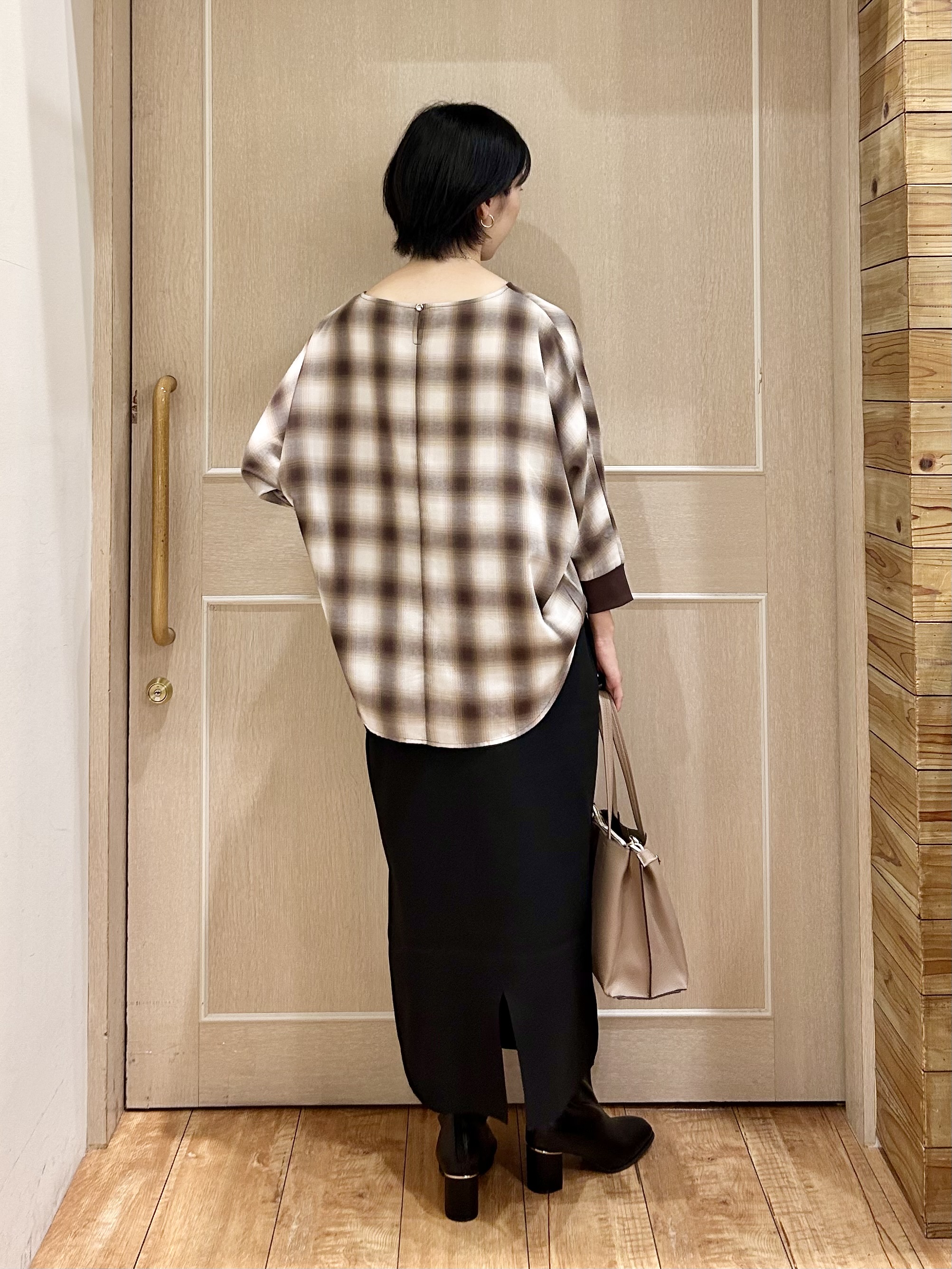 ちぐささんの「SHOO･LA･RUE｜【着丈選べる/洗濯後しわになりにくい】インせず着られる ドルマンブラウス」を使ったコーディネート
