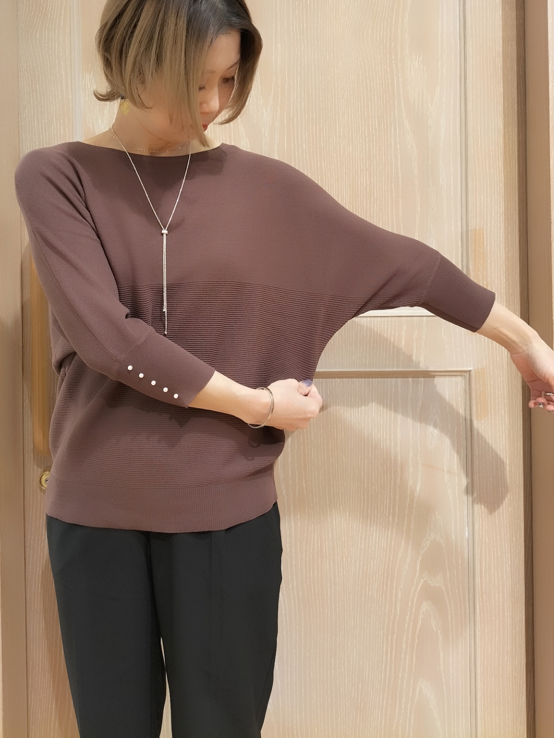 YUKIさんの「SHOO･LA･RUE｜【毛玉になりにくい】パール調ボタンが女性らしさをプラス ガーター切替 7分袖ドルマンニット」を使ったコーディネート
