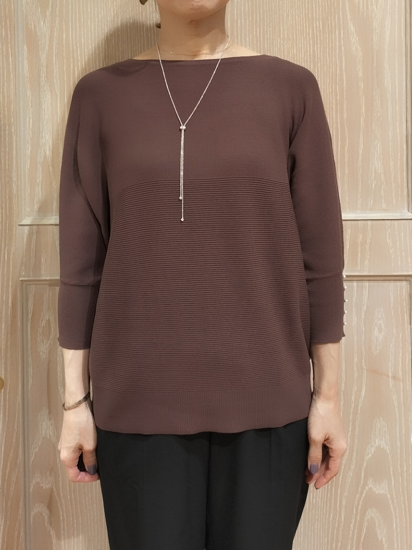 YUKIさんの「SHOO･LA･RUE｜【毛玉になりにくい】パール調ボタンが女性らしさをプラス ガーター切替 7分袖ドルマンニット」を使ったコーディネート
