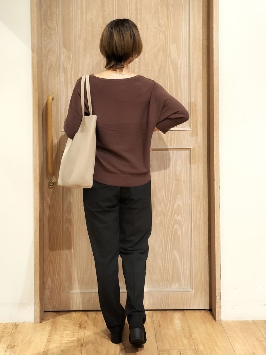 YUKIさんの「SHOO･LA･RUE｜【毛玉になりにくい】パール調ボタンが女性らしさをプラス ガーター切替 7分袖ドルマンニット」を使ったコーディネート