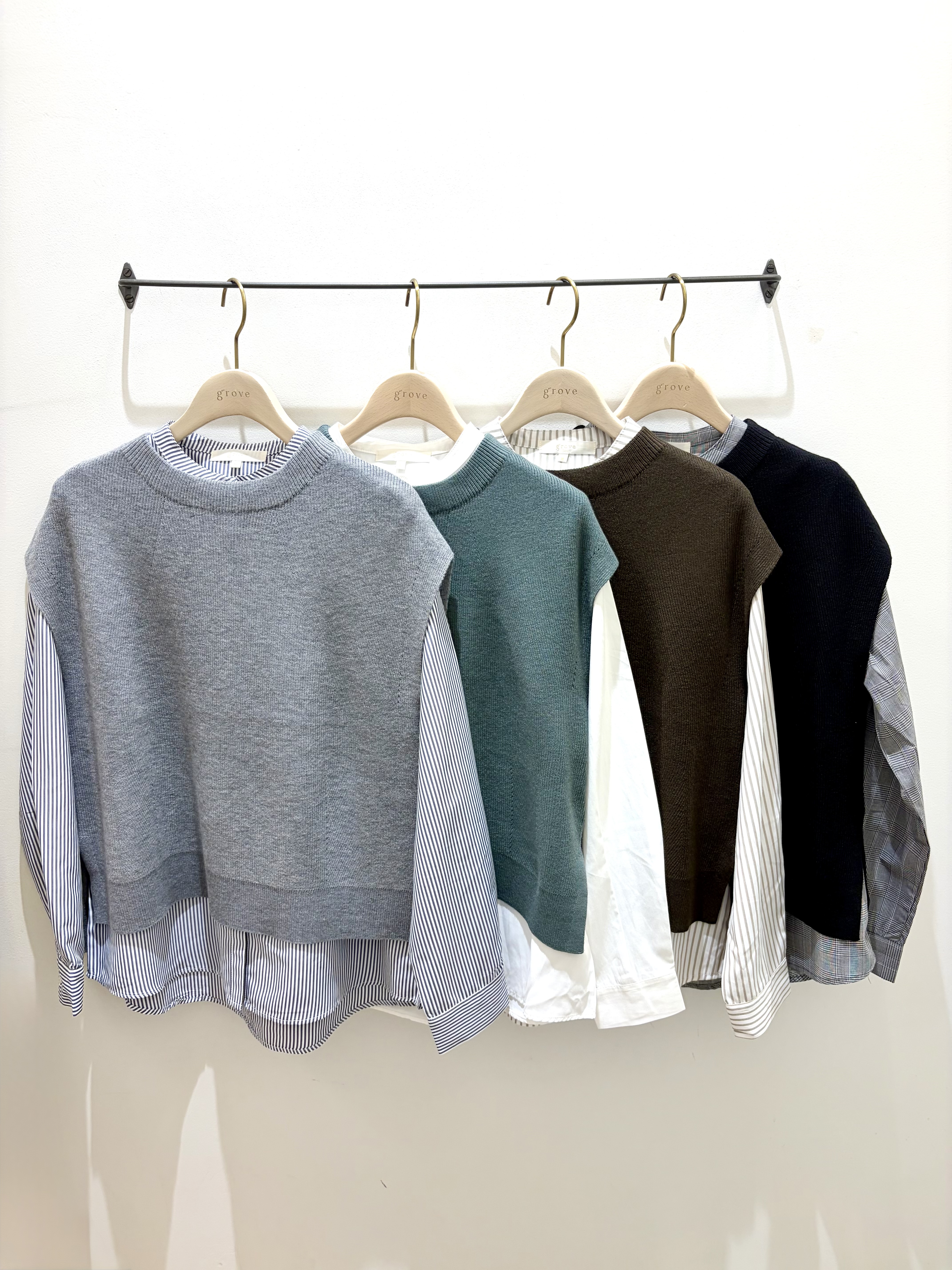 kikiさんの「grove｜【2点セット/時短・着回し】ニットベスト&times;シャツ」を使ったコーディネート