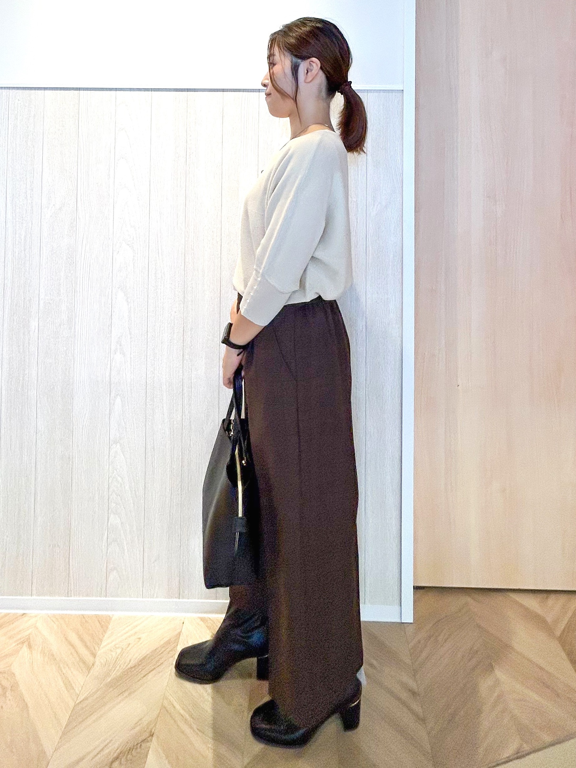 tomoさんの「SHOO･LA･RUE｜【毛玉になりにくい】パール調ボタンが女性らしさをプラス ガーター切替 7分袖ドルマンニット」を使ったコーディネート