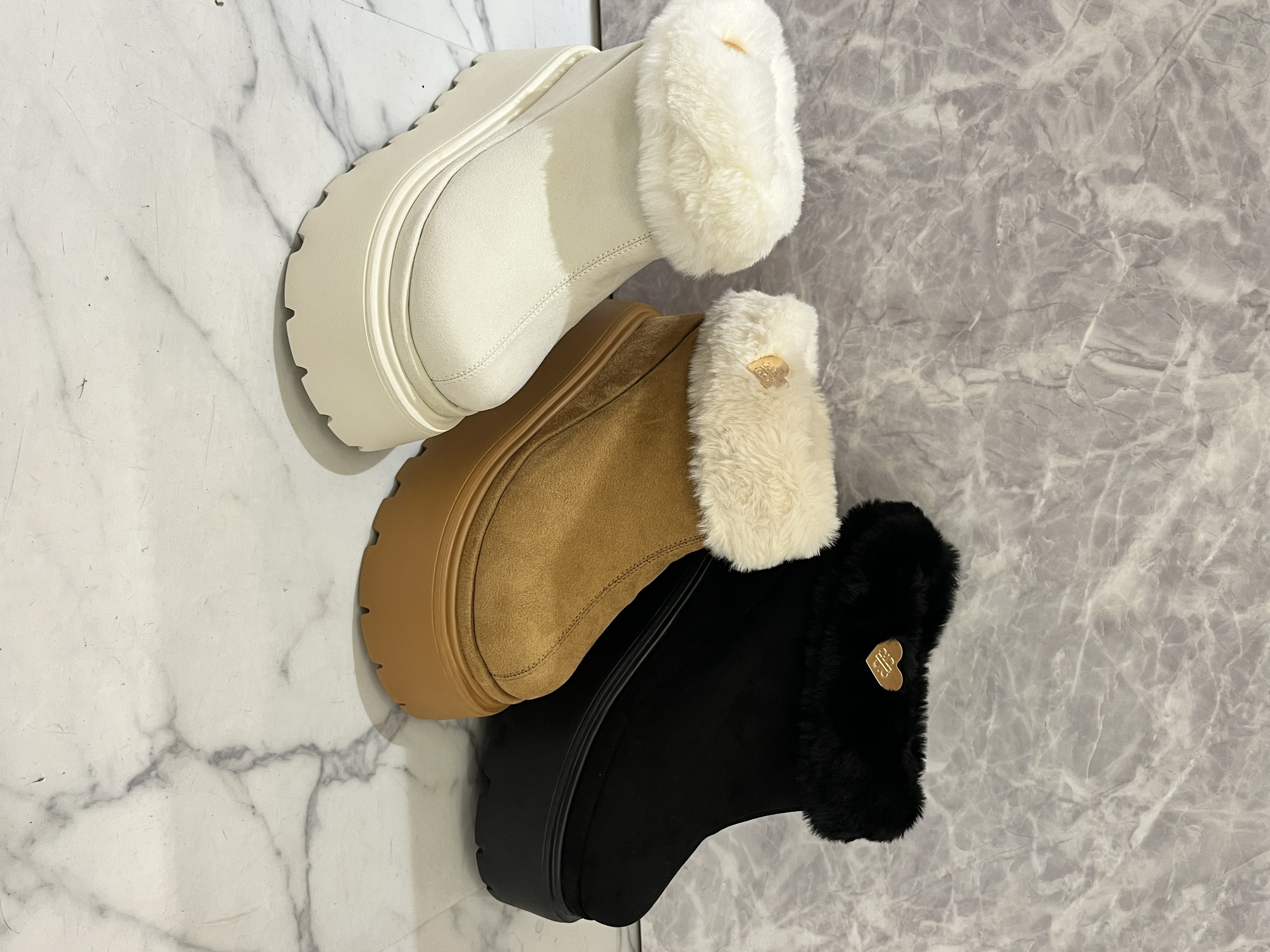 このかさんの「ESPERANZA｜ポーチチャーム付きフェイクファーミニトート」を使ったコーディネート