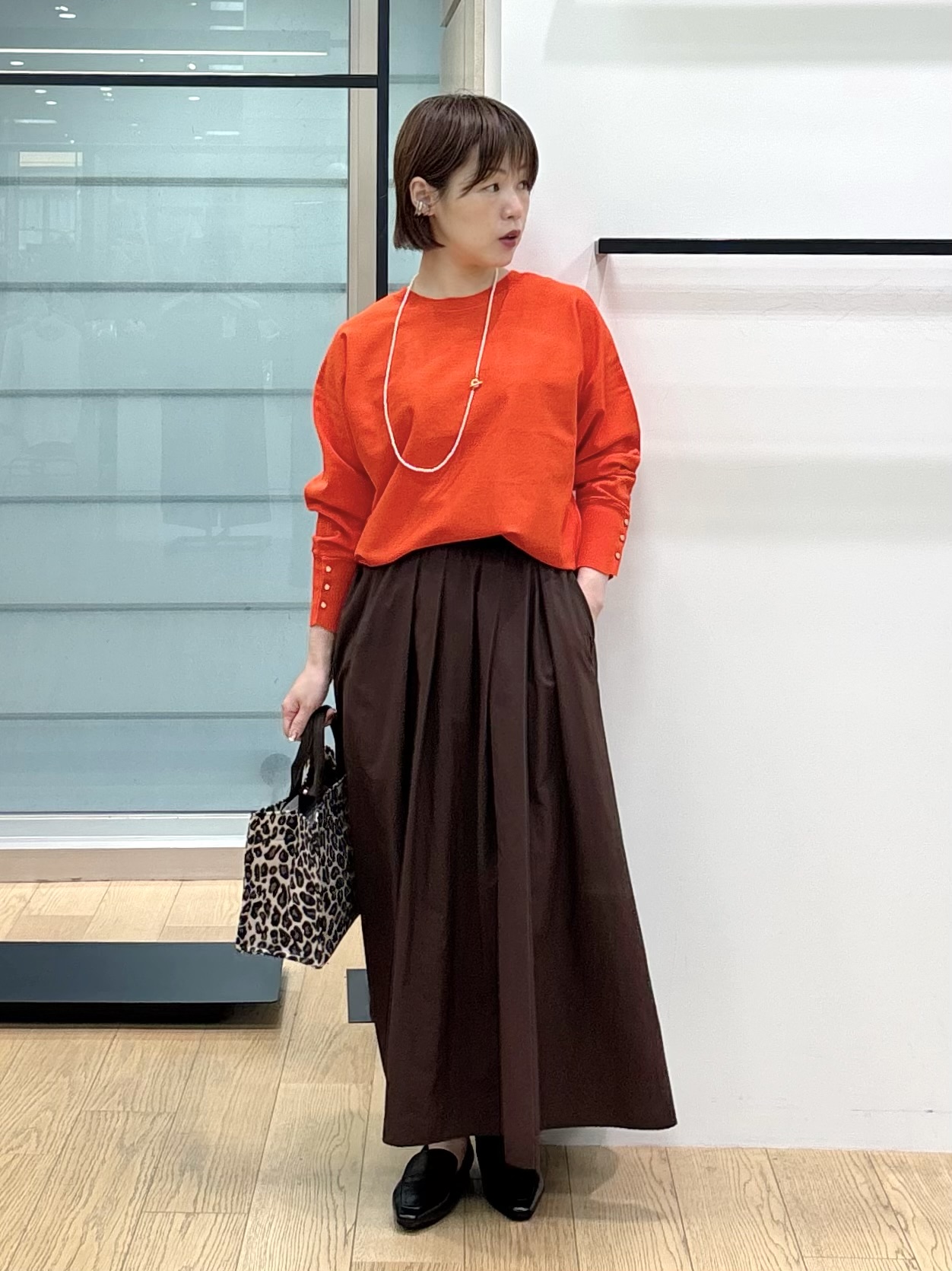 asamiさんの「INDIVI｜【選べる6色／ストレッチ◎】きれいめドルマンスリーブニット」を使ったコーディネート