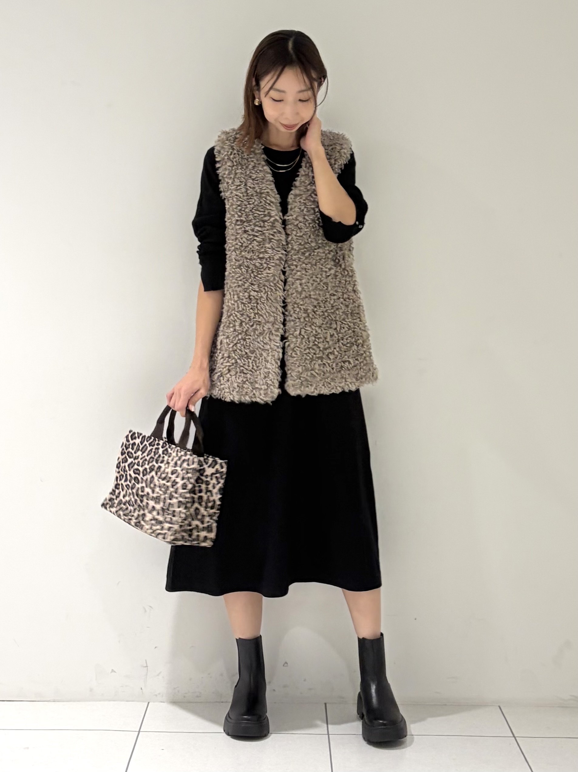 shioriさんの「INDIVI｜【羽織るだけでお洒落】カールエコファー ジレ」を使ったコーディネート