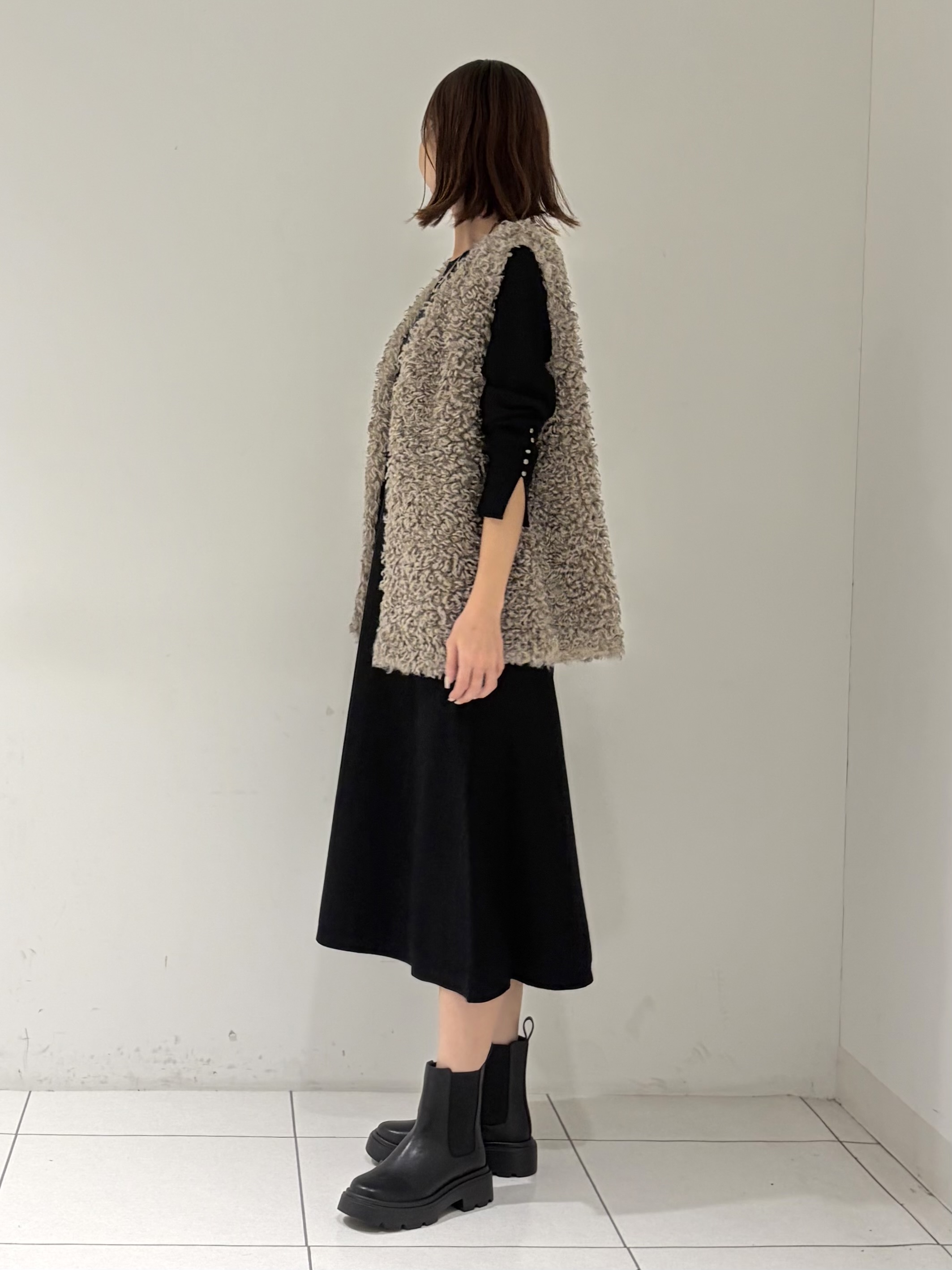 shioriさんの「INDIVI｜【羽織るだけでお洒落】カールエコファー ジレ」を使ったコーディネート