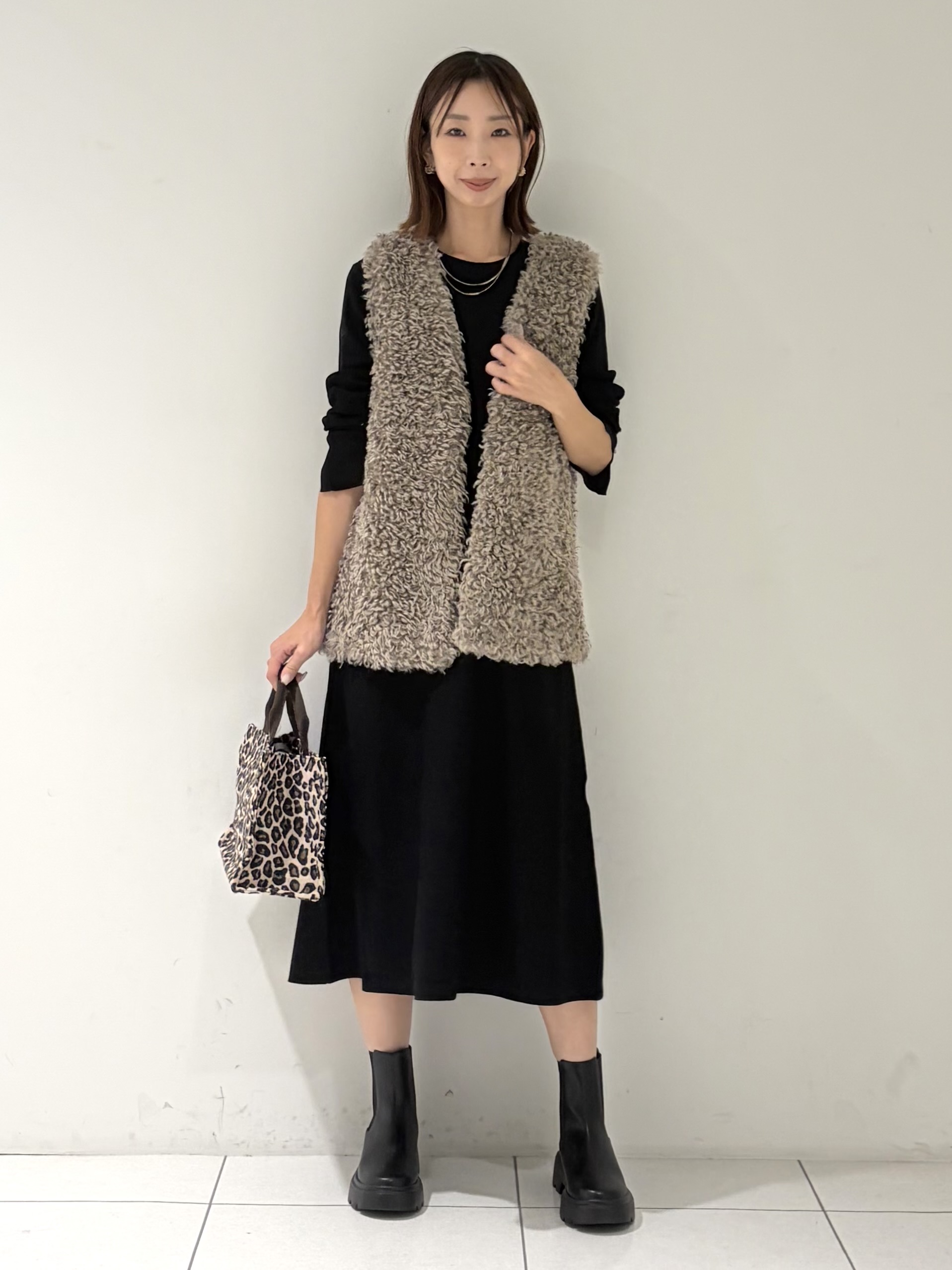 shioriさんの「INDIVI｜【羽織るだけでお洒落】カールエコファー ジレ」を使ったコーディネート