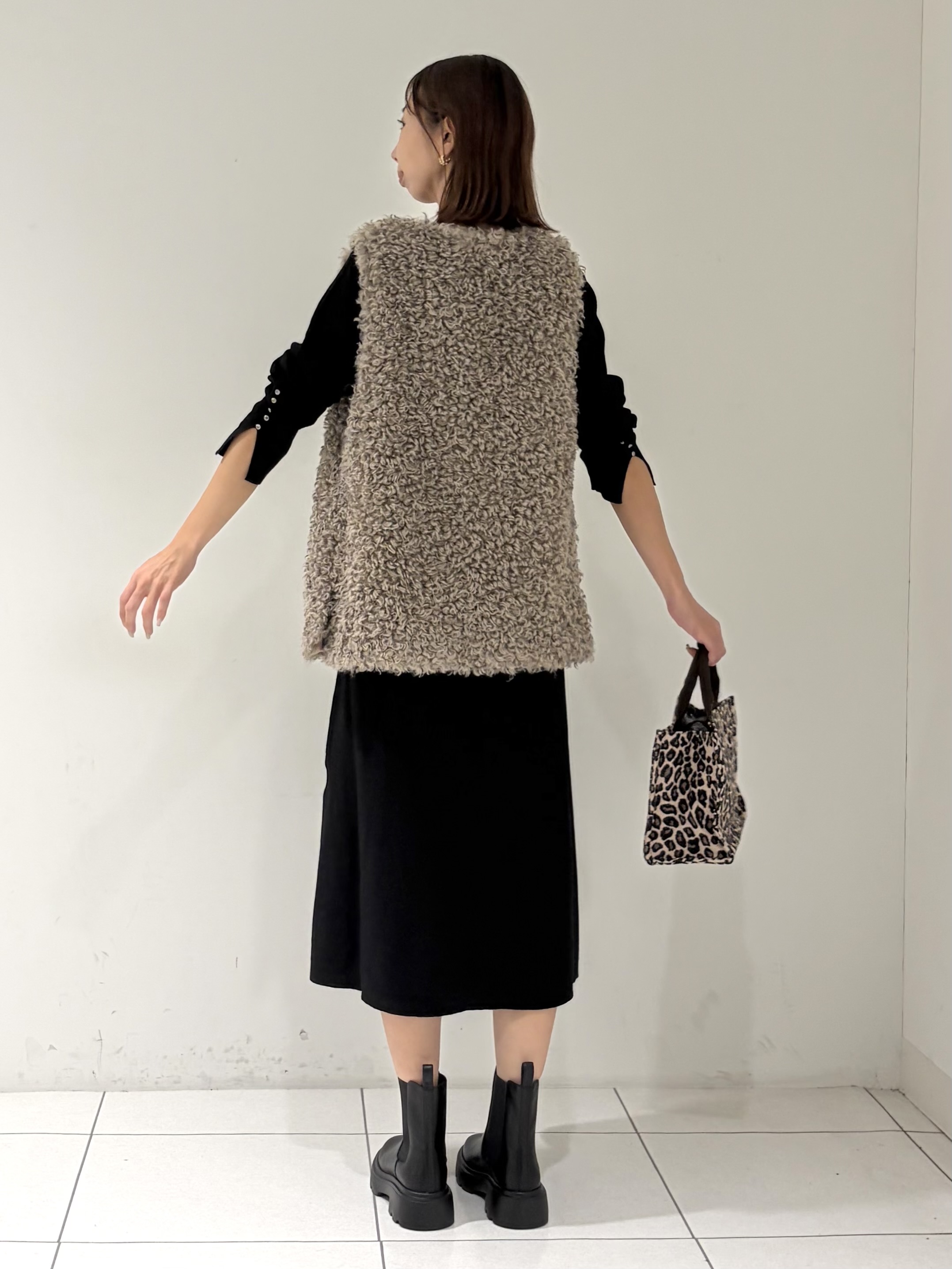 shioriさんの「INDIVI｜【羽織るだけでお洒落】カールエコファー ジレ」を使ったコーディネート