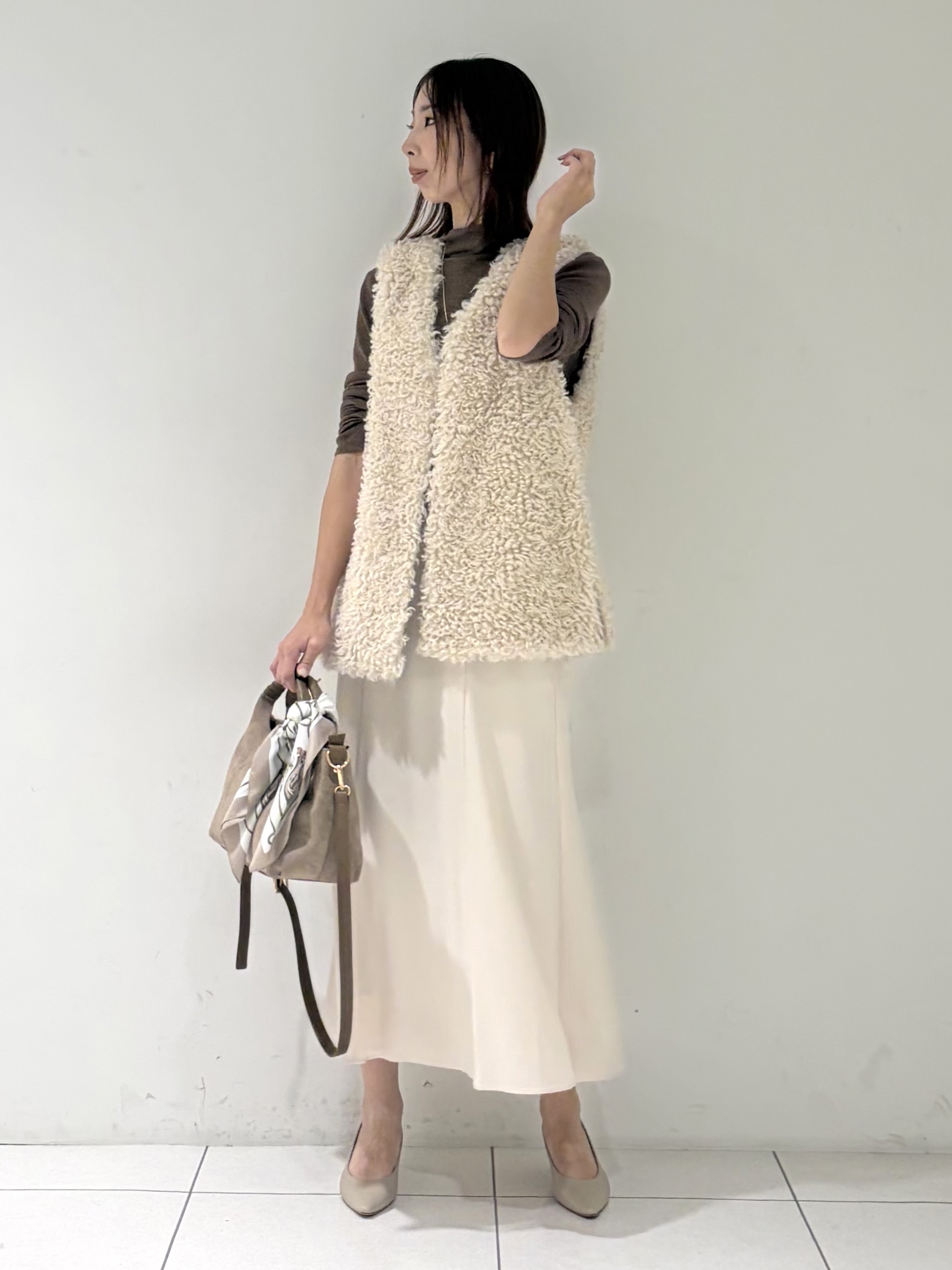 shioriさんの「INDIVI｜【羽織るだけでお洒落】カールエコファー ジレ」を使ったコーディネート