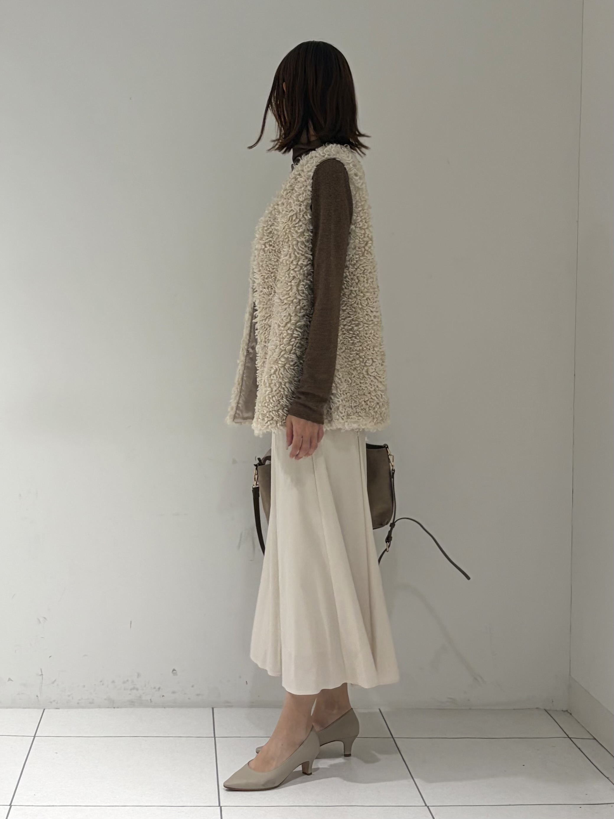 shioriさんの「INDIVI｜【羽織るだけでお洒落】カールエコファー ジレ」を使ったコーディネート