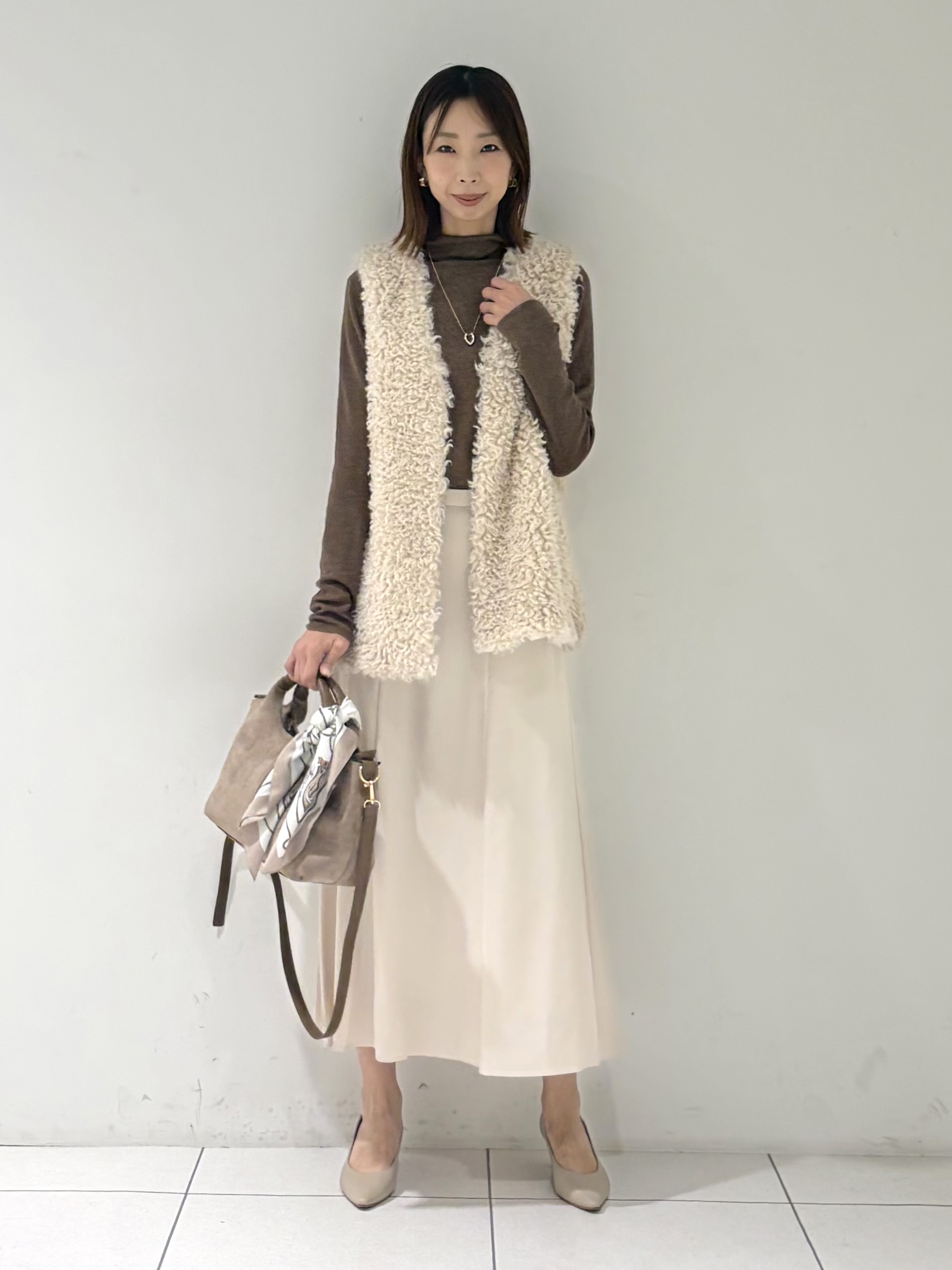 shioriさんの「INDIVI｜【羽織るだけでお洒落】カールエコファー ジレ」を使ったコーディネート