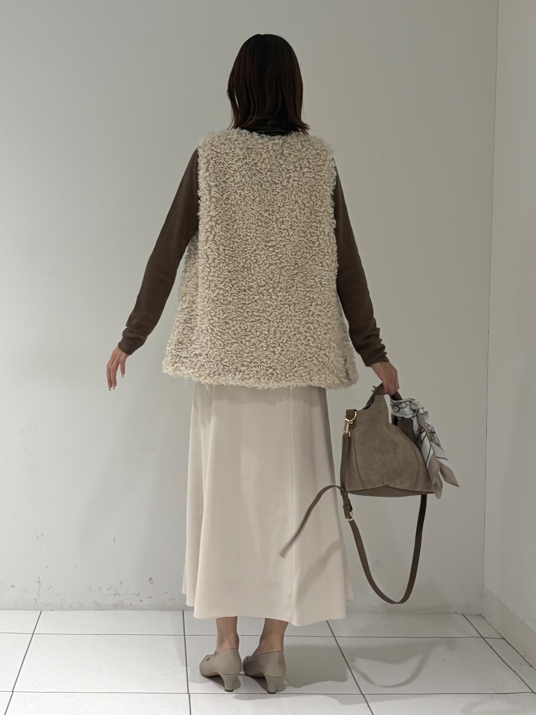 shioriさんの「INDIVI｜【羽織るだけでお洒落】カールエコファー ジレ」を使ったコーディネート