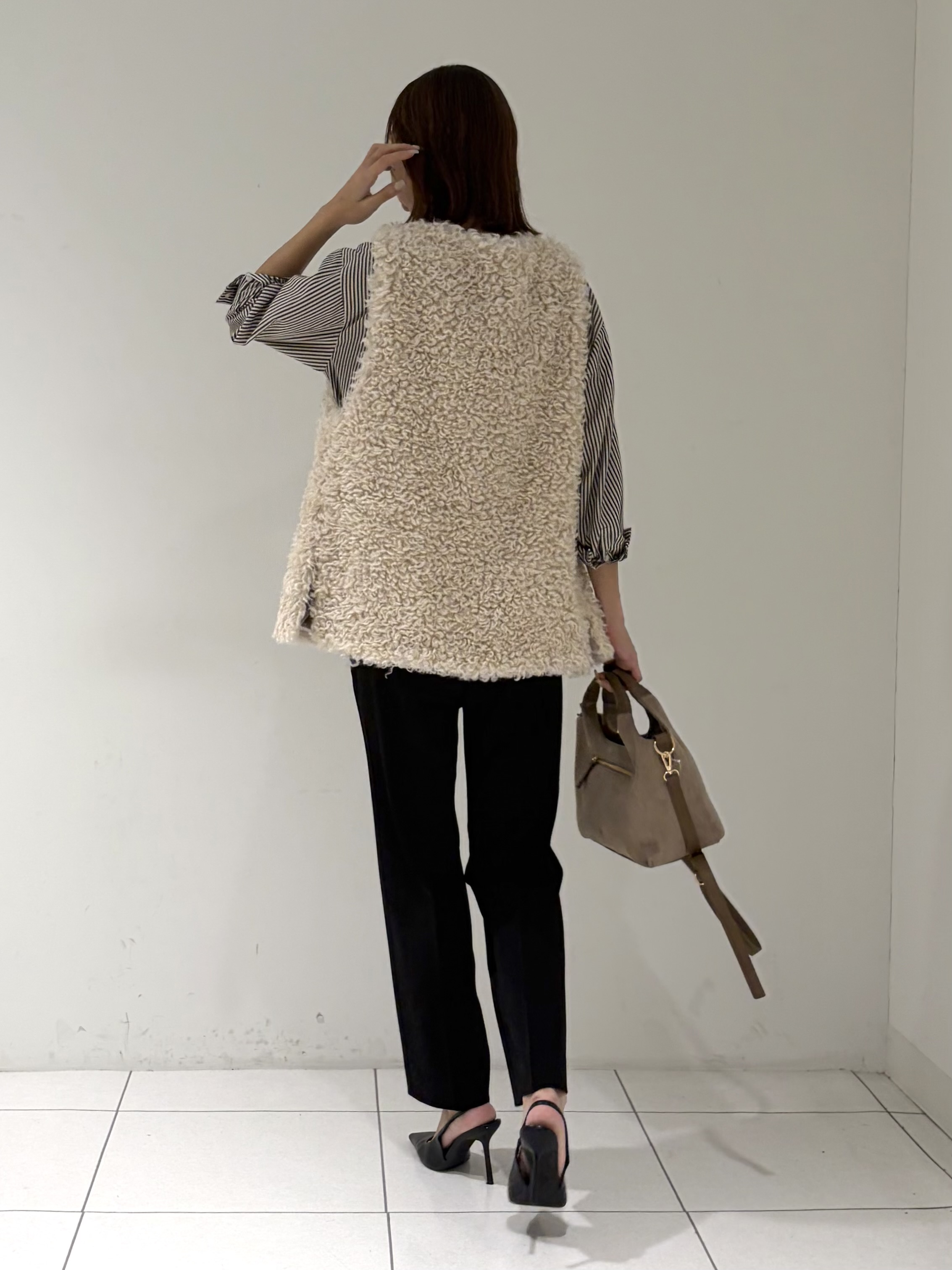 shioriさんの「INDIVI｜【羽織るだけでお洒落】カールエコファー ジレ」を使ったコーディネート
