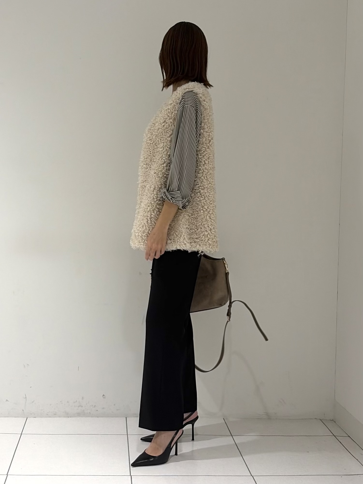 shioriさんの「INDIVI｜【羽織るだけでお洒落】カールエコファー ジレ」を使ったコーディネート