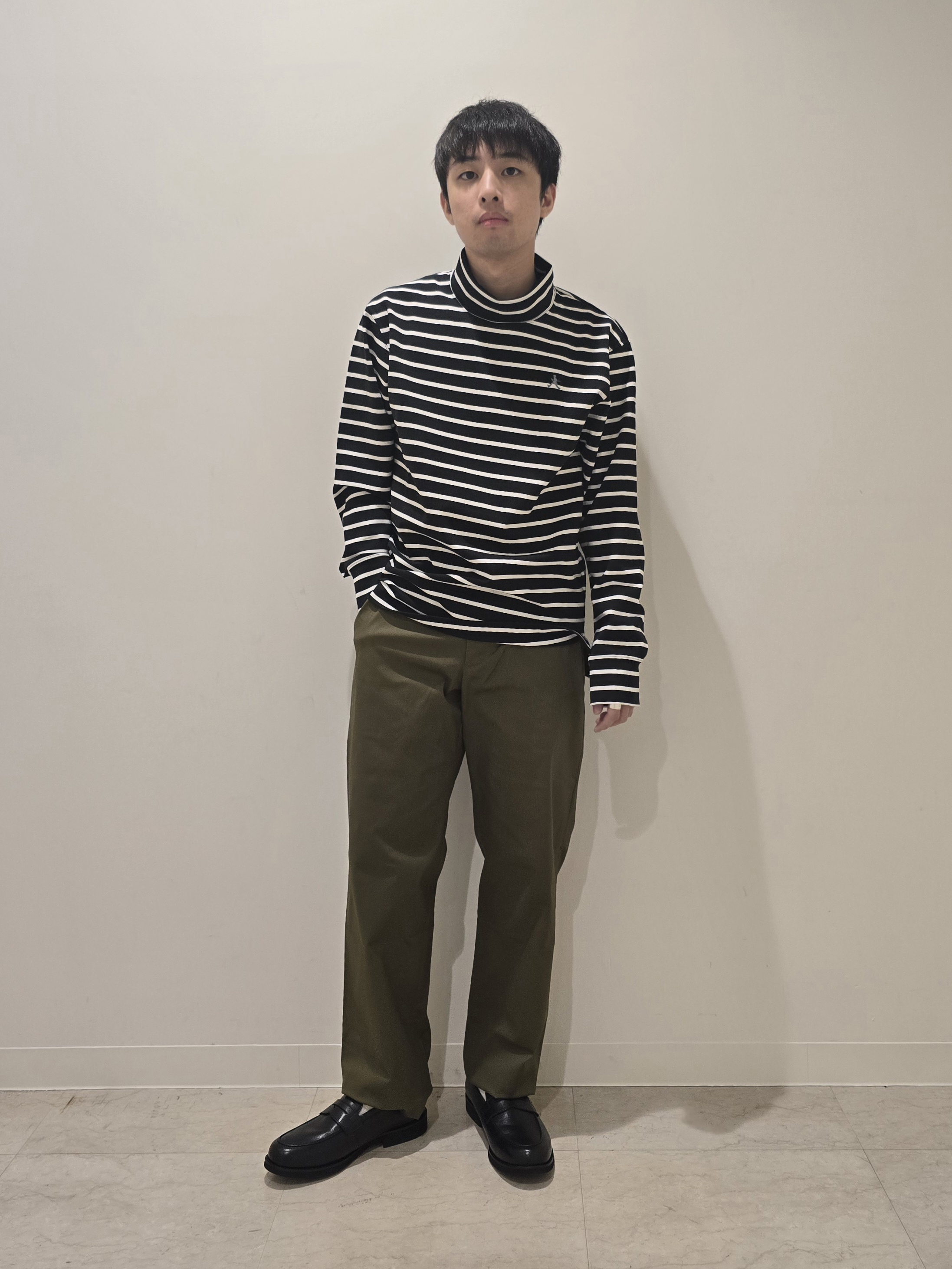 白木駆さんの「TAKEO KIKUCHI｜ストレッチ ワイド チノ」を使ったコーディネート