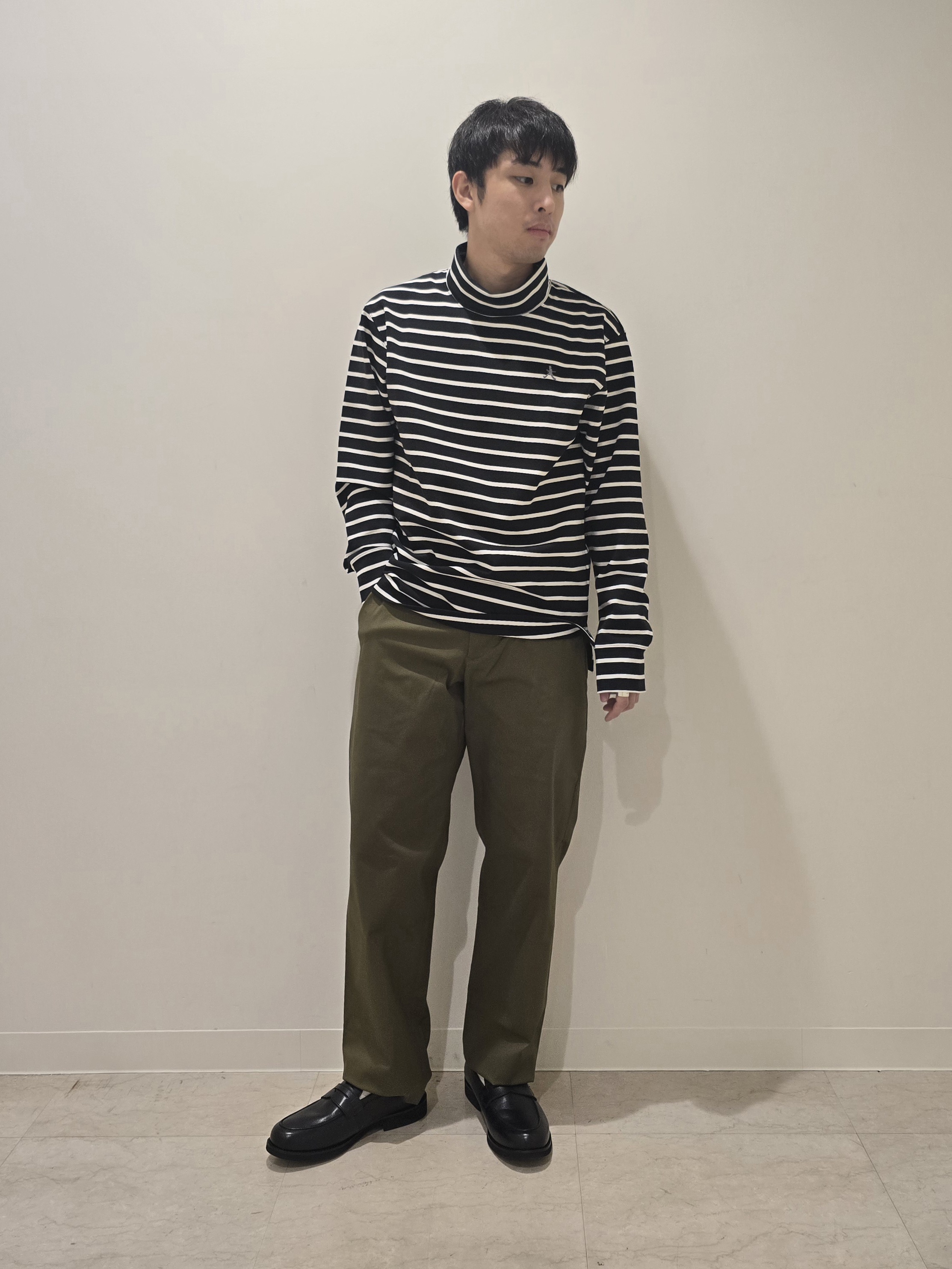 白木駆さんの「TAKEO KIKUCHI｜ストレッチ ワイド チノ」を使ったコーディネート