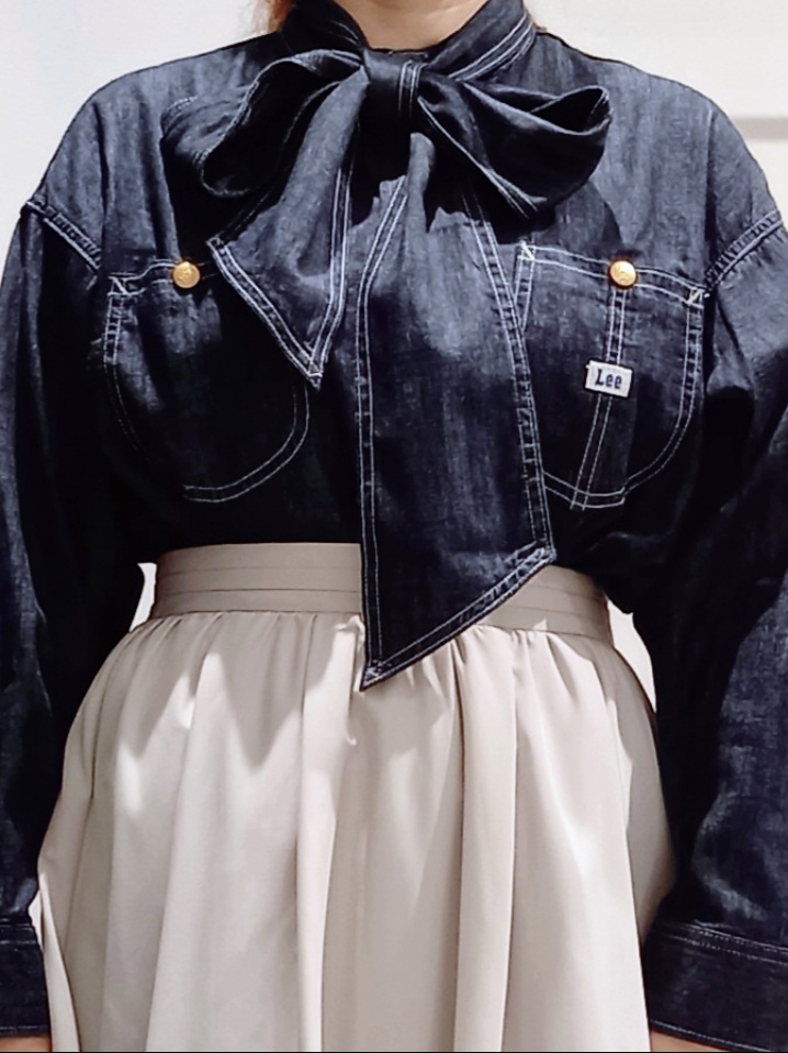 miiさんの「grove｜【Lee&times;grove別注】DENIM BOWTIE SHIRTS」を使ったコーディネート