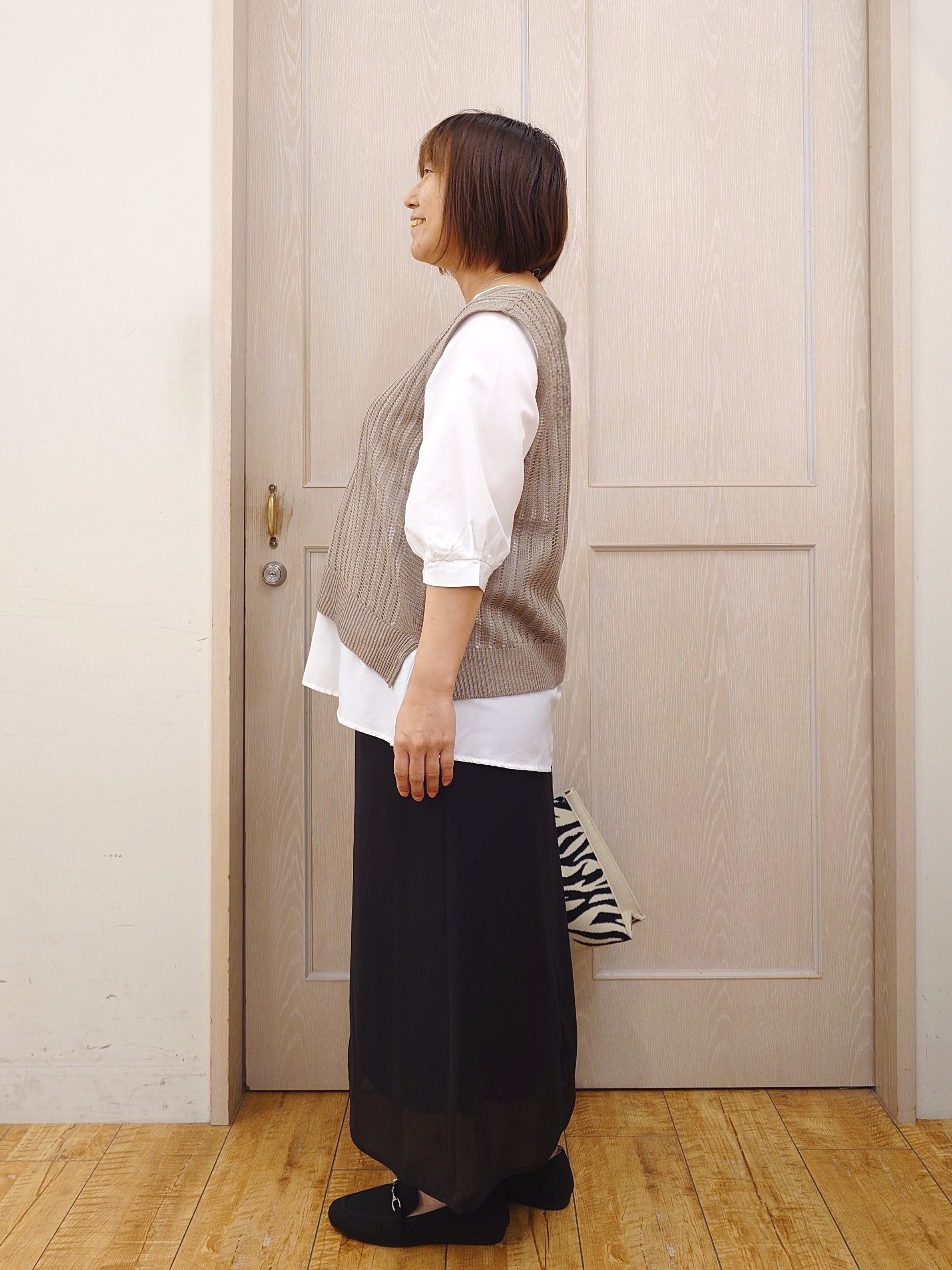 とろろさんの「SHOO･LA･RUE｜【2点セット/洗濯機可/S-LL】時短でコーデ決まる 透かし編みニットベスト＋5分袖シャツ」を使ったコーディネート