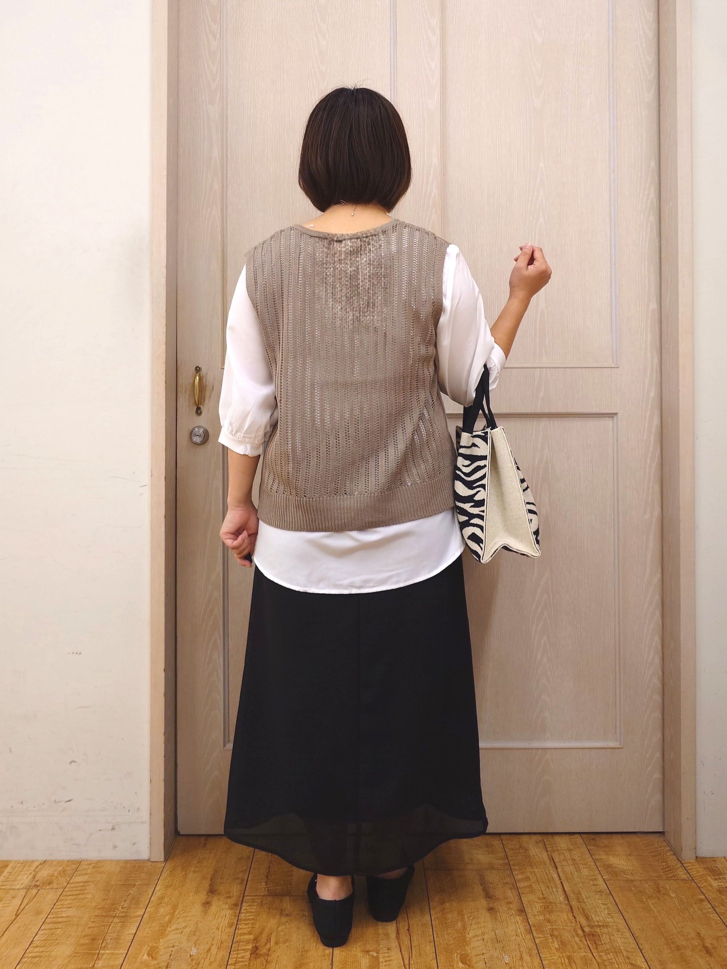 とろろさんの「SHOO･LA･RUE｜【2点セット/洗濯機可/S-LL】時短でコーデ決まる 透かし編みニットベスト＋5分袖シャツ」を使ったコーディネート