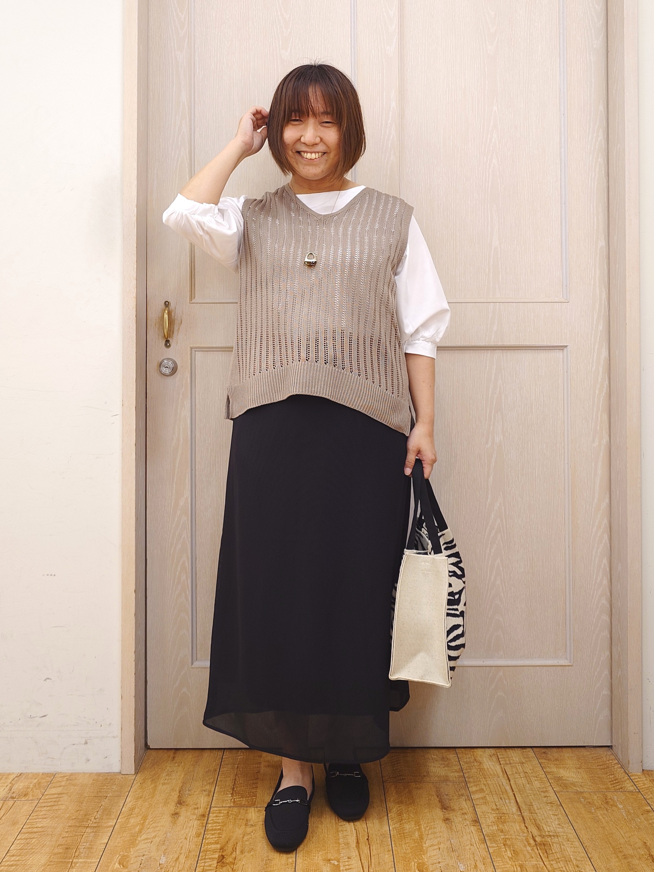 とろろさんの「SHOO･LA･RUE｜【2点セット/洗濯機可/S-LL】時短でコーデ決まる 透かし編みニットベスト＋5分袖シャツ」を使ったコーディネート