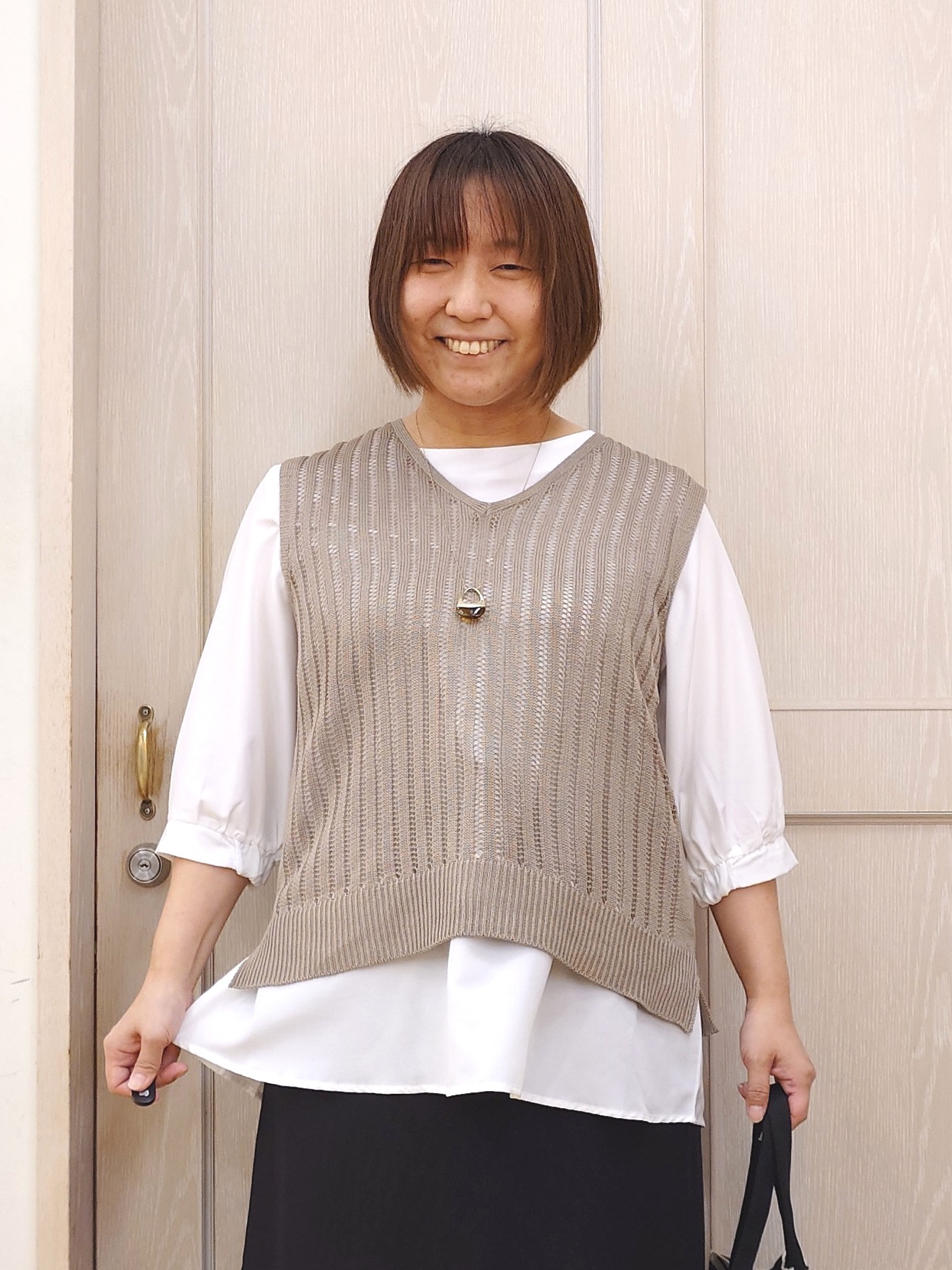 とろろさんの「SHOO･LA･RUE｜【2点セット/洗濯機可/S-LL】時短でコーデ決まる 透かし編みニットベスト＋5分袖シャツ」を使ったコーディネート