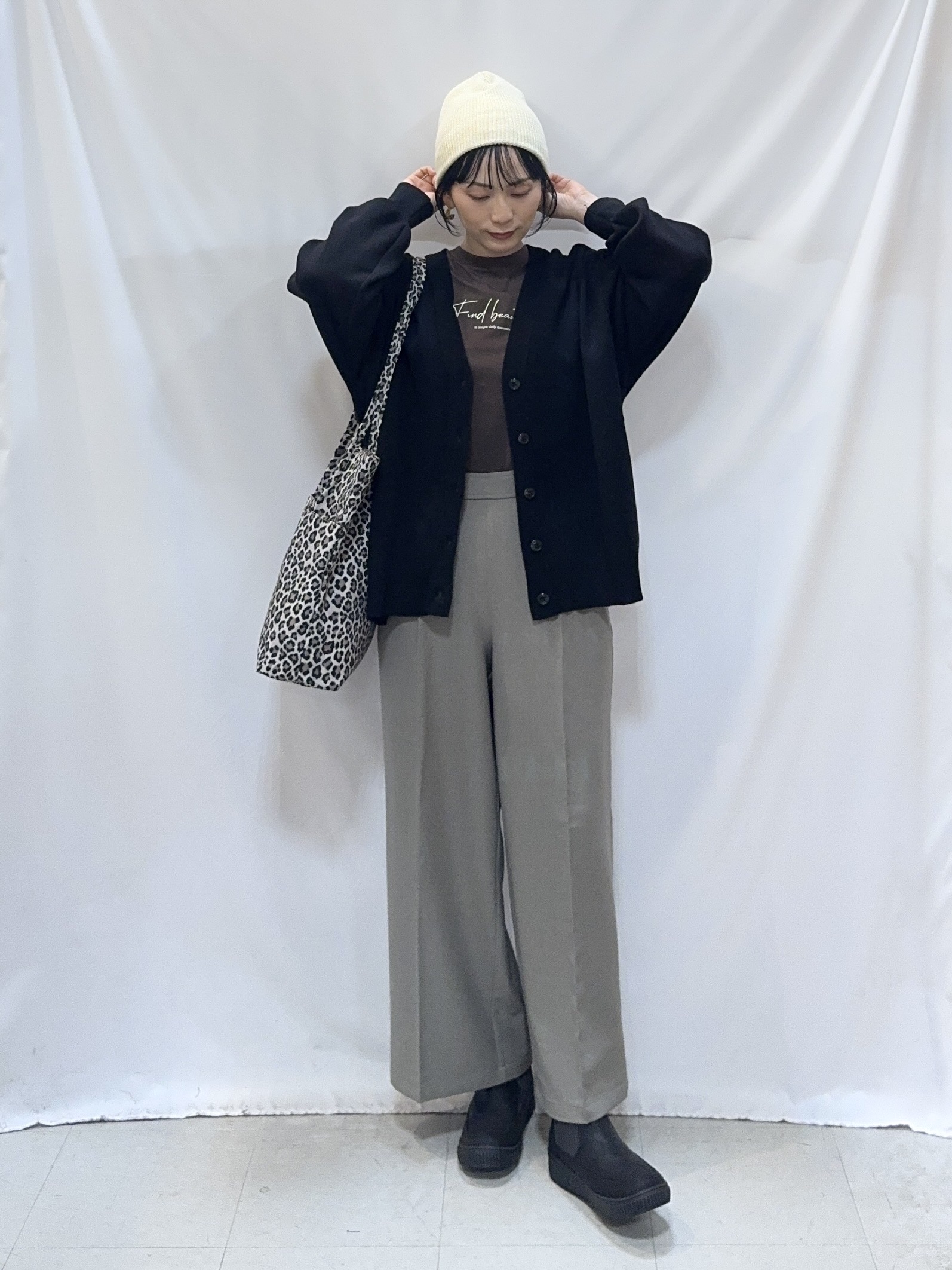 𝐇𝐢𝐫𝐨𝐦𝐢さんの「SHOO･LA･RUE｜【毛玉レス/S-LL/洗濯機可/体型カバー】Vネックゆったりカーディガン」を使ったコーディネート