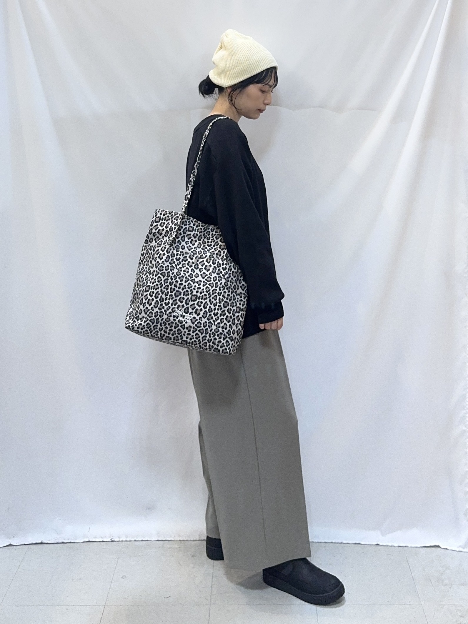 𝐇𝐢𝐫𝐨𝐦𝐢さんの「SHOO･LA･RUE｜【毛玉レス/S-LL/洗濯機可/体型カバー】Vネックゆったりカーディガン」を使ったコーディネート