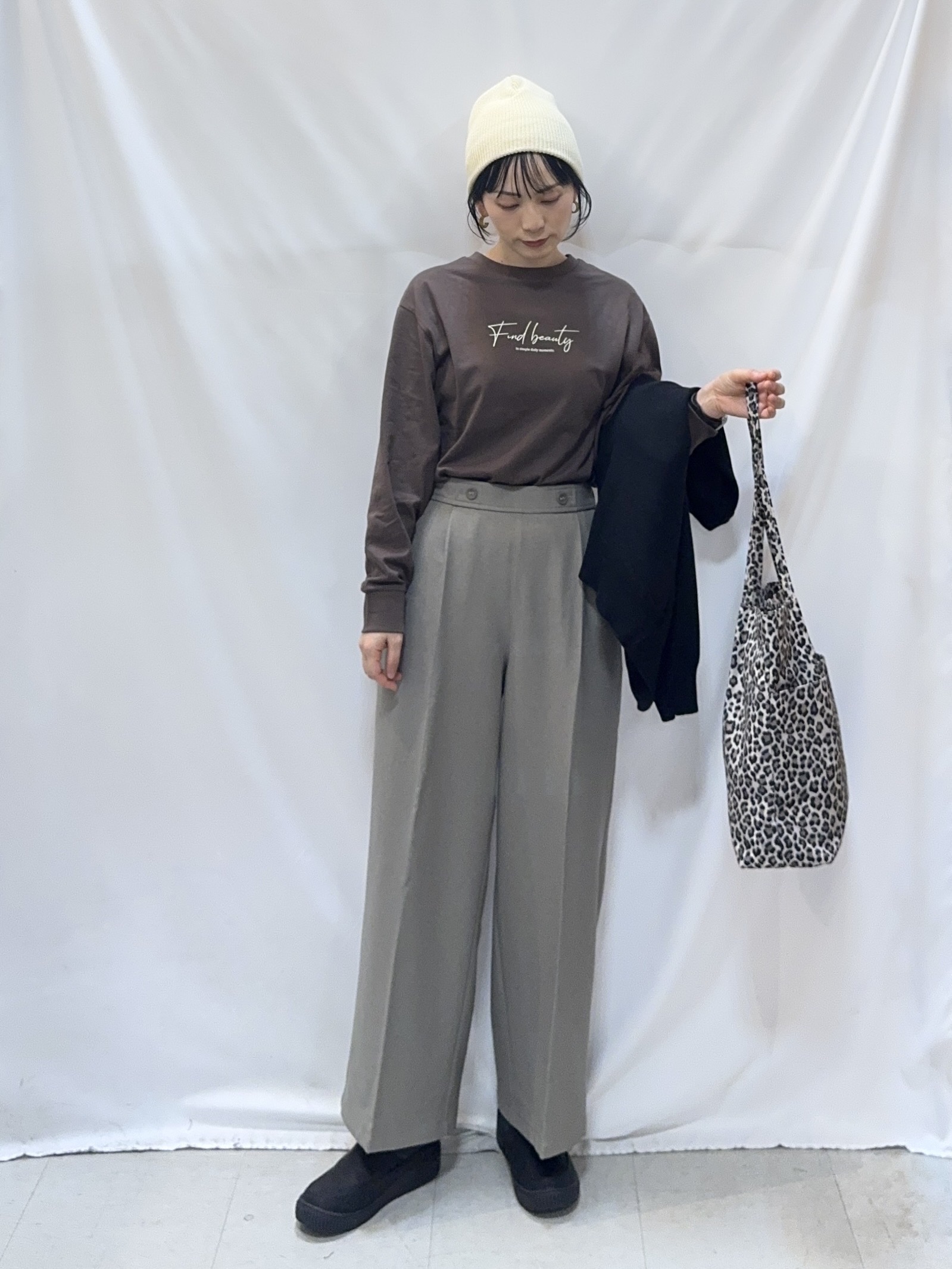 𝐇𝐢𝐫𝐨𝐦𝐢さんの「SHOO･LA･RUE｜【毛玉レス/S-LL/洗濯機可/体型カバー】Vネックゆったりカーディガン」を使ったコーディネート