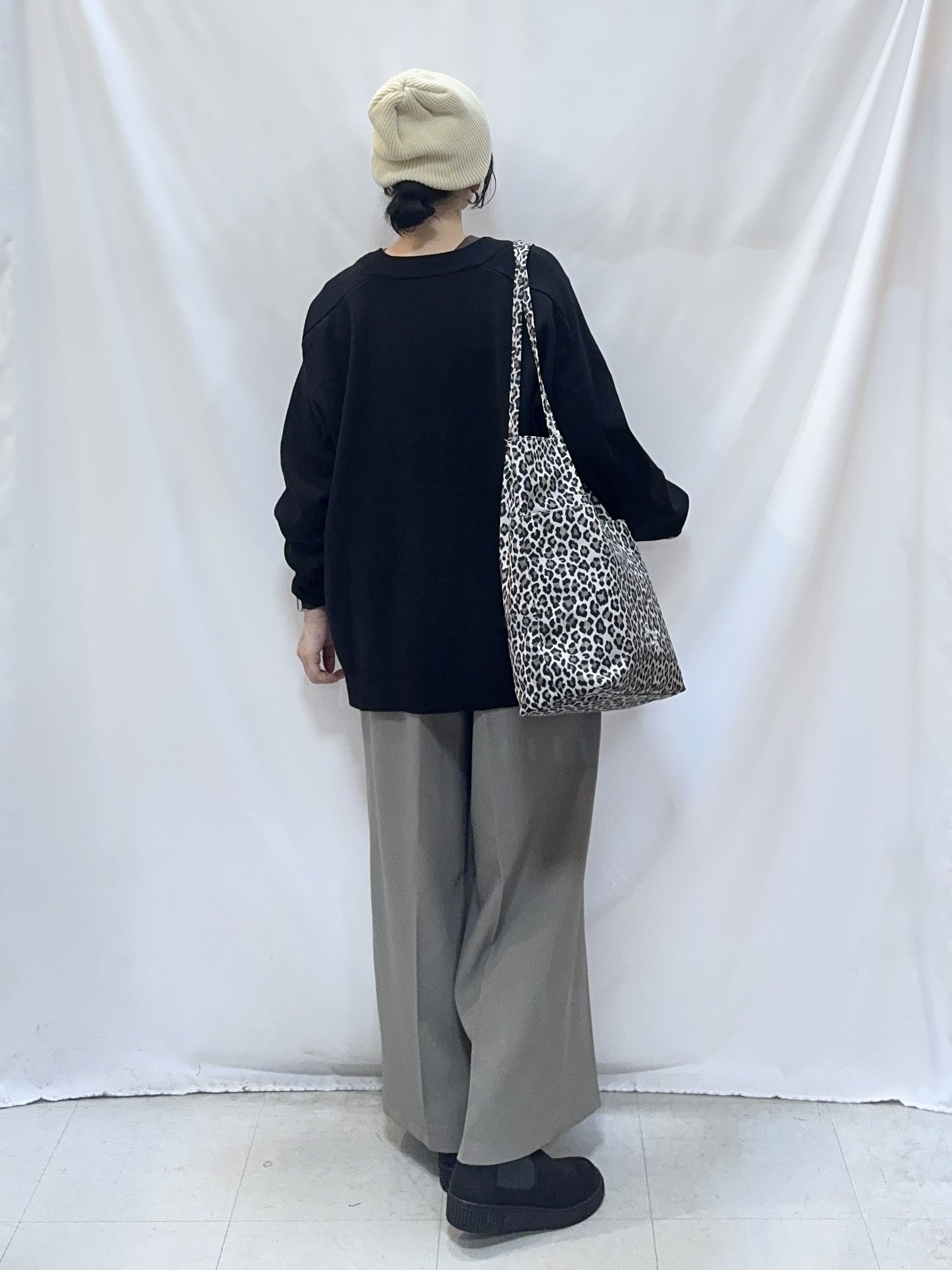 𝐇𝐢𝐫𝐨𝐦𝐢さんの「SHOO･LA･RUE｜【毛玉レス/S-LL/洗濯機可/体型カバー】Vネックゆったりカーディガン」を使ったコーディネート