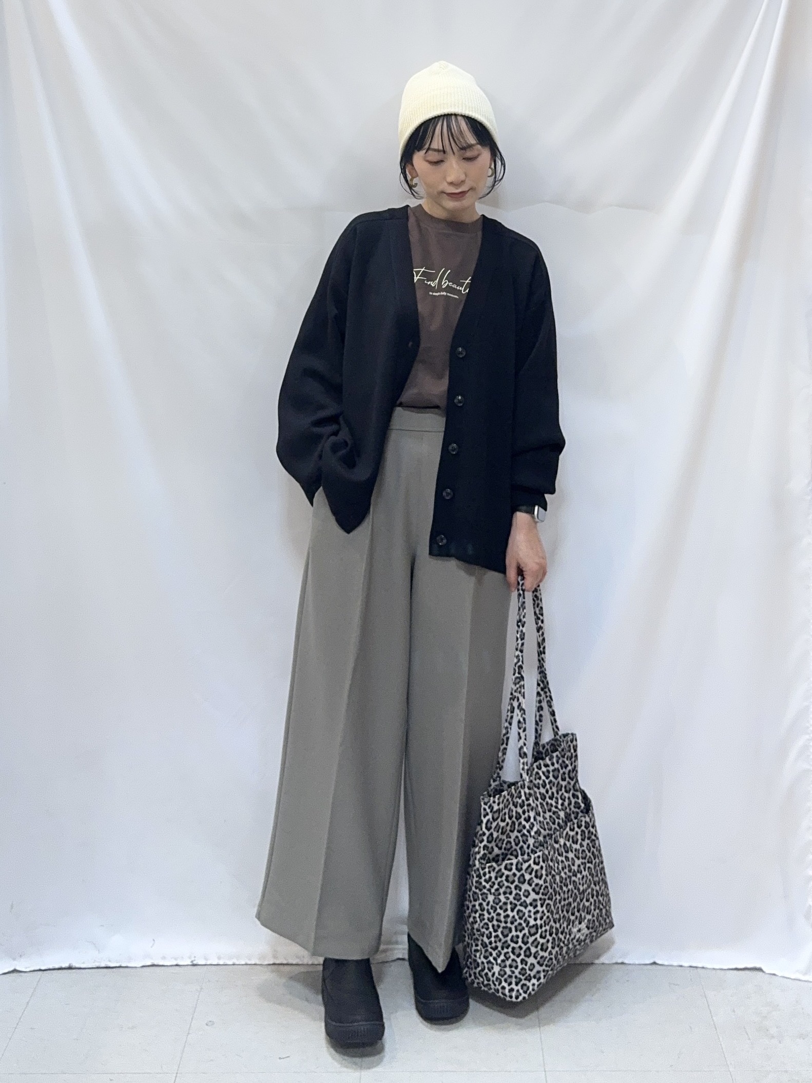 𝐇𝐢𝐫𝐨𝐦𝐢さんの「SHOO･LA･RUE｜【毛玉レス/S-LL/洗濯機可/体型カバー】Vネックゆったりカーディガン」を使ったコーディネート