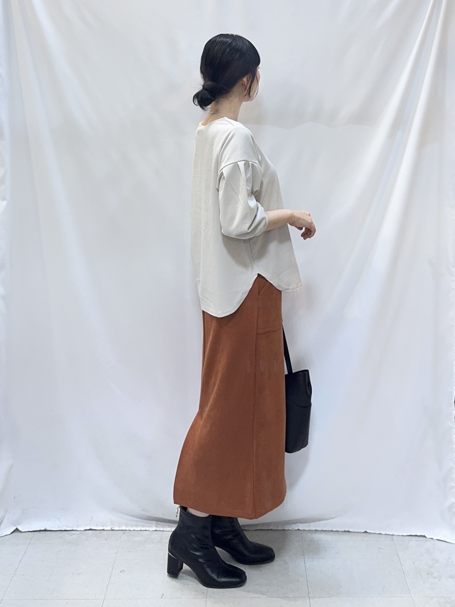 𝐇𝐢𝐫𝐨𝐦𝐢さんの「SHOO･LA･RUE｜【洗濯後しわになりにくい/S-LL】裾ドロストフリルブルゾン」を使ったコーディネート