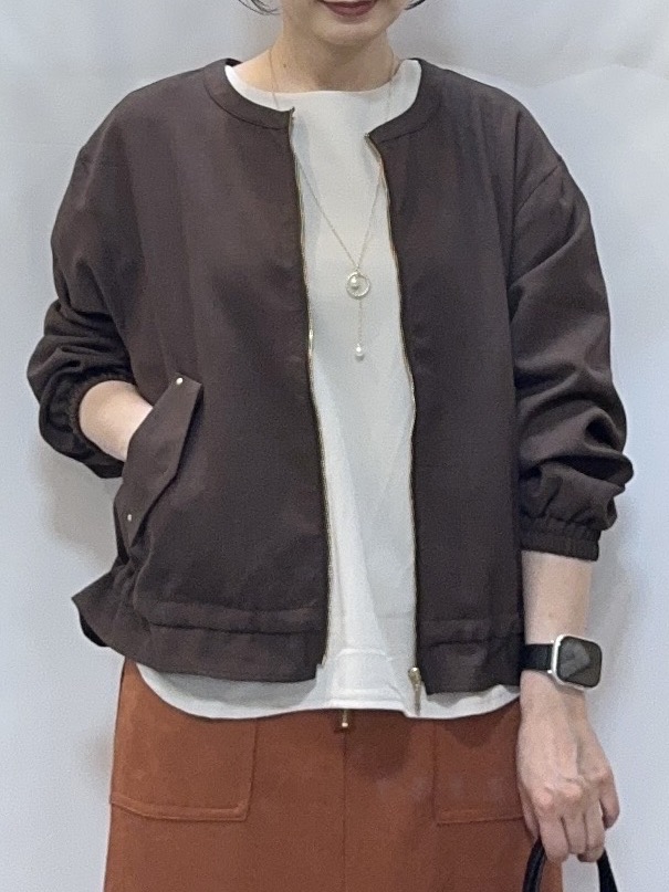 𝐇𝐢𝐫𝐨𝐦𝐢さんの「SHOO･LA･RUE｜【洗濯後しわになりにくい/S-LL】裾ドロストフリルブルゾン」を使ったコーディネート