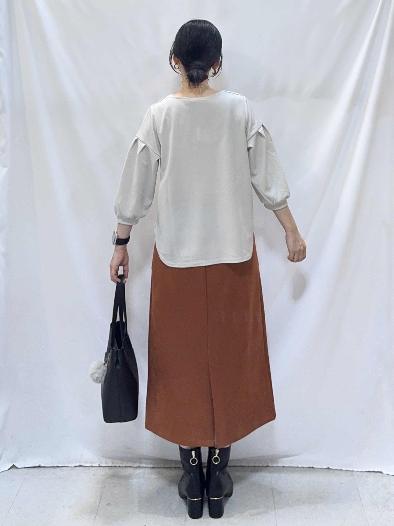 𝐇𝐢𝐫𝐨𝐦𝐢さんの「SHOO･LA･RUE｜【洗濯後しわになりにくい/S-LL】裾ドロストフリルブルゾン」を使ったコーディネート