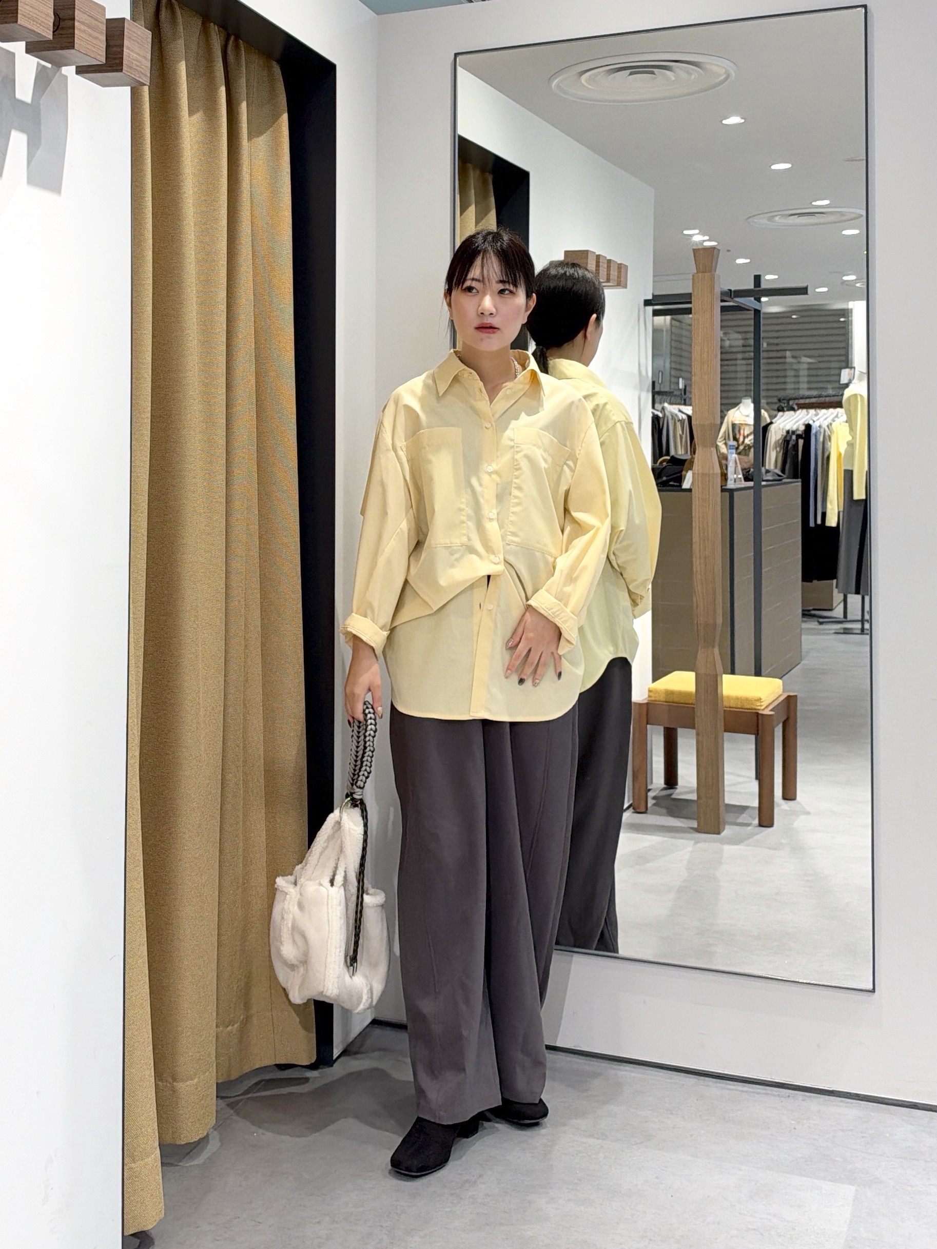 Renoさんの「INDIVI｜タイムレスフォルムシャツ【LIVE紹介／上枝みどりさん着用】」を使ったコーディネート
