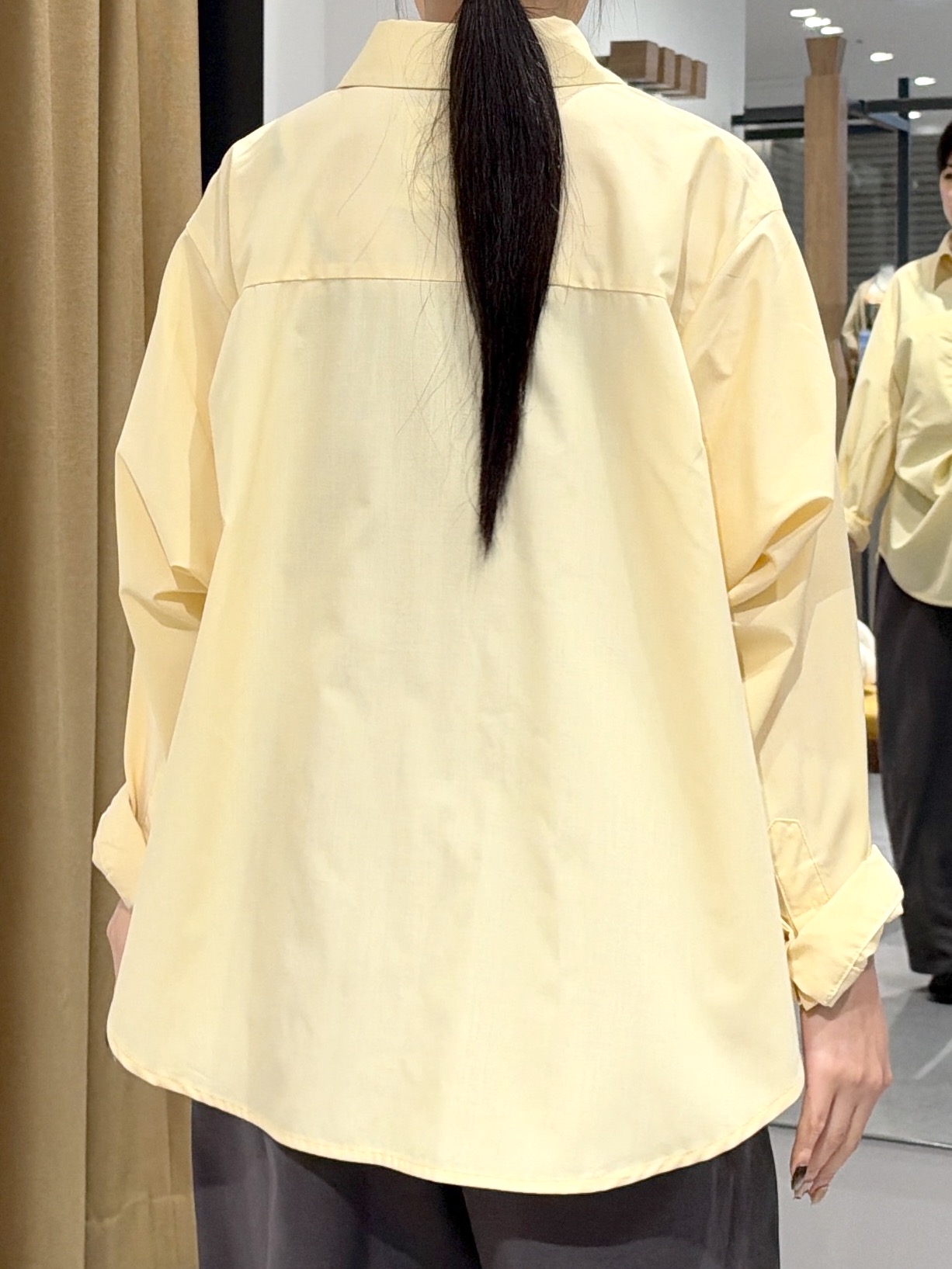 Renoさんの「INDIVI｜タイムレスフォルムシャツ【LIVE紹介／上枝みどりさん着用】」を使ったコーディネート