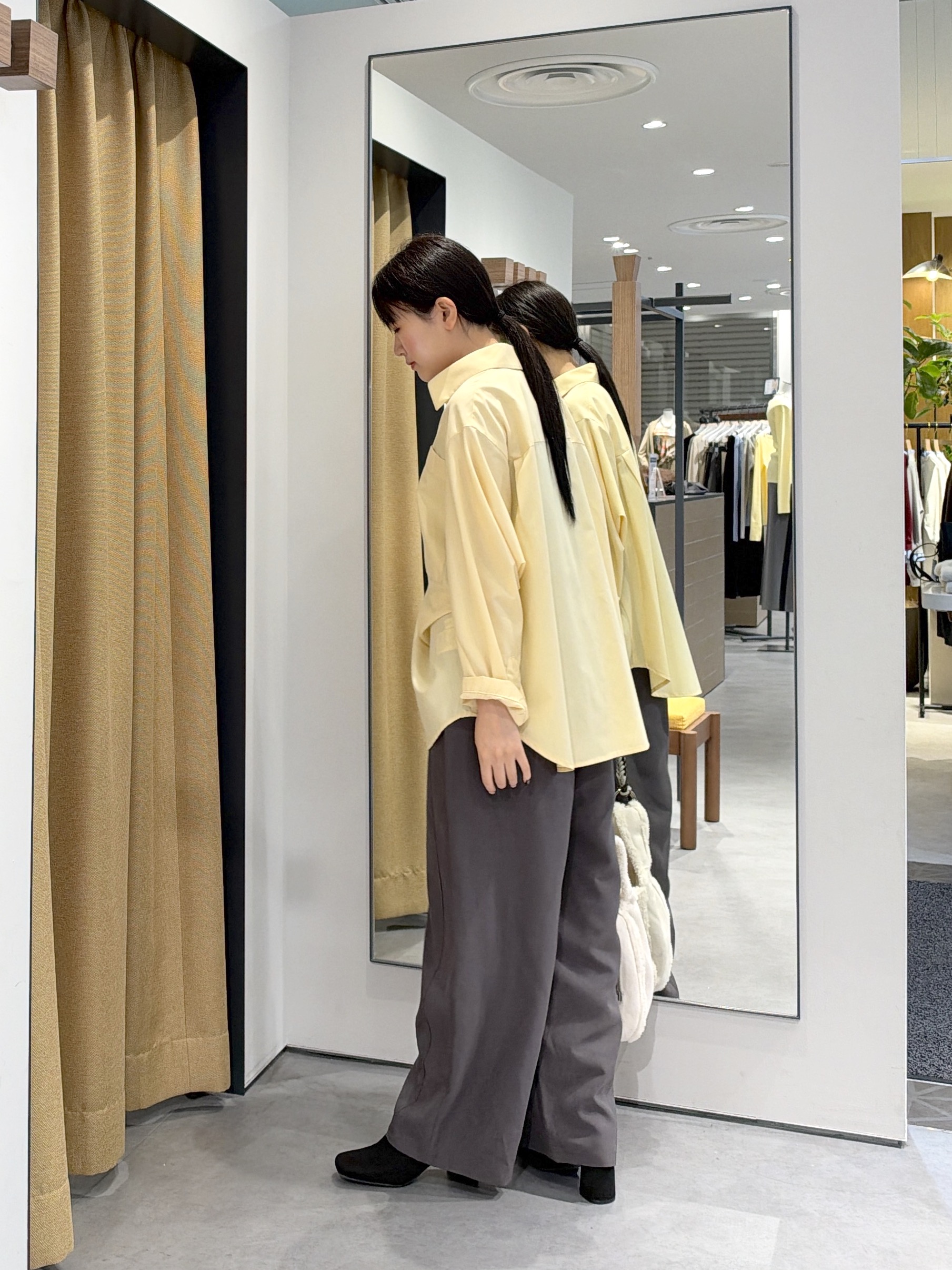 Renoさんの「INDIVI｜タイムレスフォルムシャツ【LIVE紹介／上枝みどりさん着用】」を使ったコーディネート