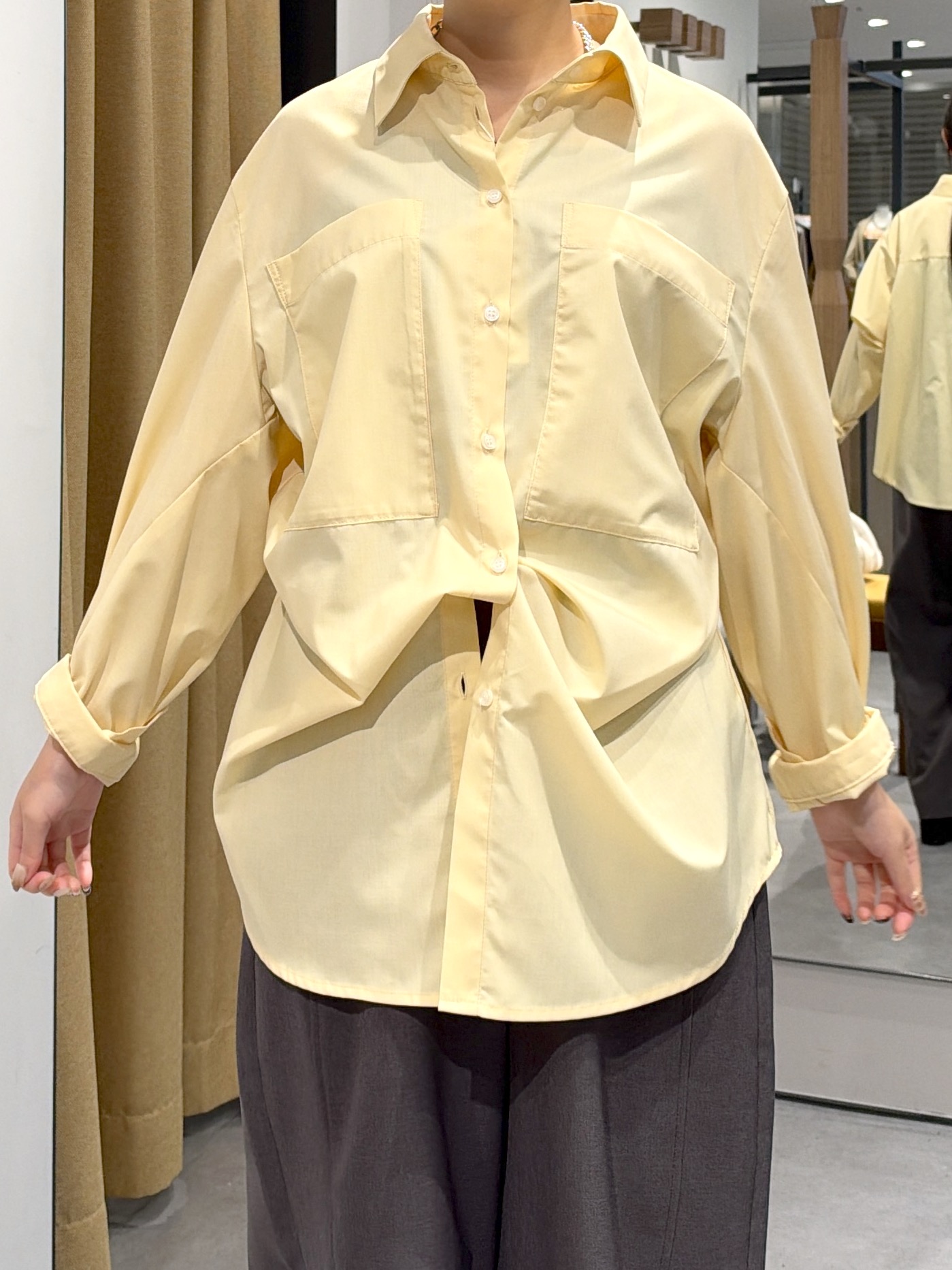Renoさんの「INDIVI｜タイムレスフォルムシャツ【LIVE紹介／上枝みどりさん着用】」を使ったコーディネート