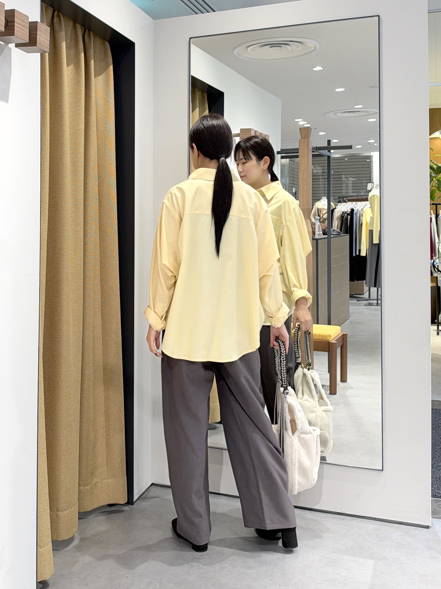 Renoさんの「INDIVI｜タイムレスフォルムシャツ【LIVE紹介／上枝みどりさん着用】」を使ったコーディネート