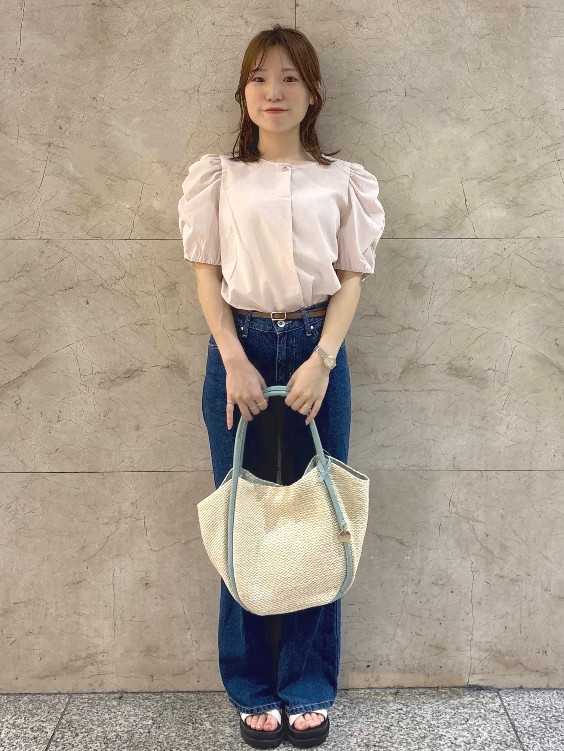 hさんの「index｜【接触冷感／防シワ】シャーリングスリーブブラウス《洗濯機OK》」を使ったコーディネート