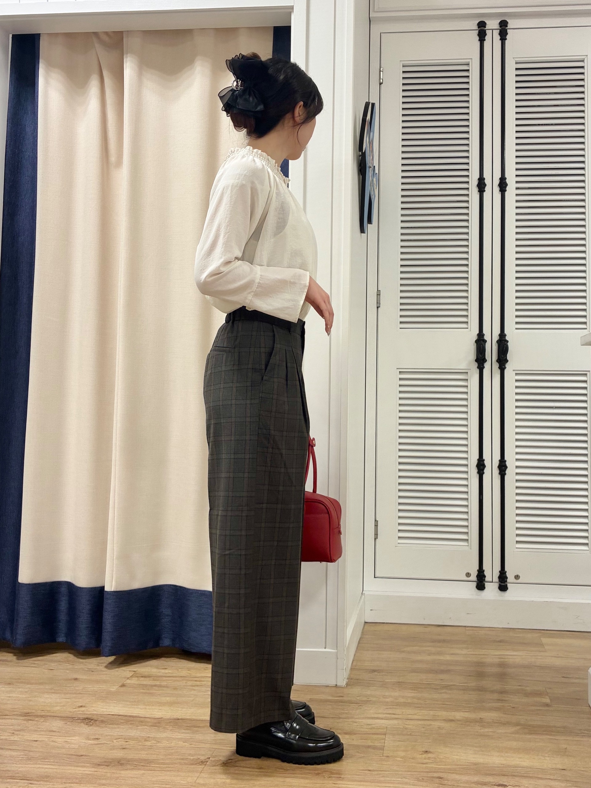 KANNAさんの「Dessin｜【洗える/体型カバー】シャーリングブラウス」を使ったコーディネート