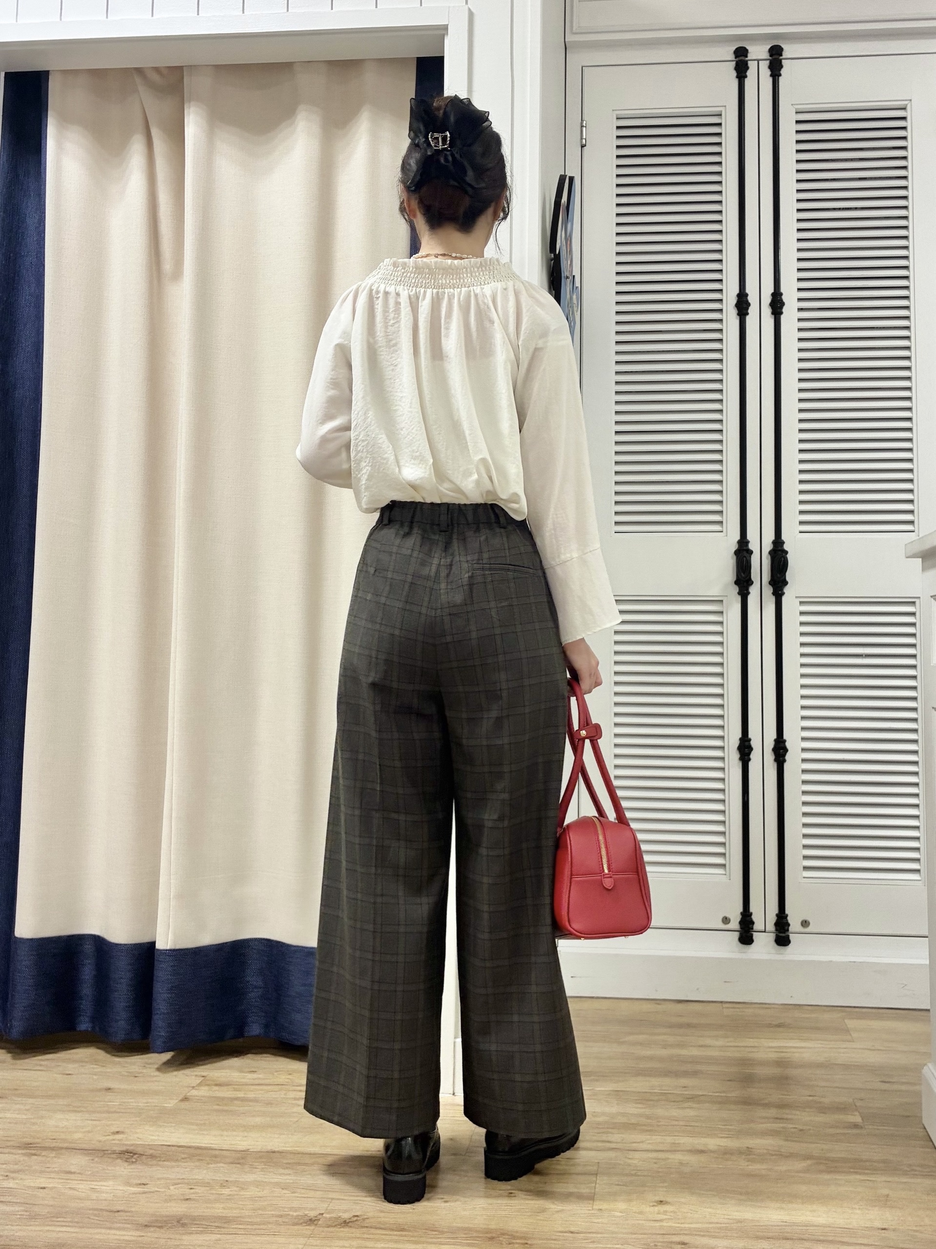 KANNAさんの「Dessin｜【洗える/体型カバー】シャーリングブラウス」を使ったコーディネート