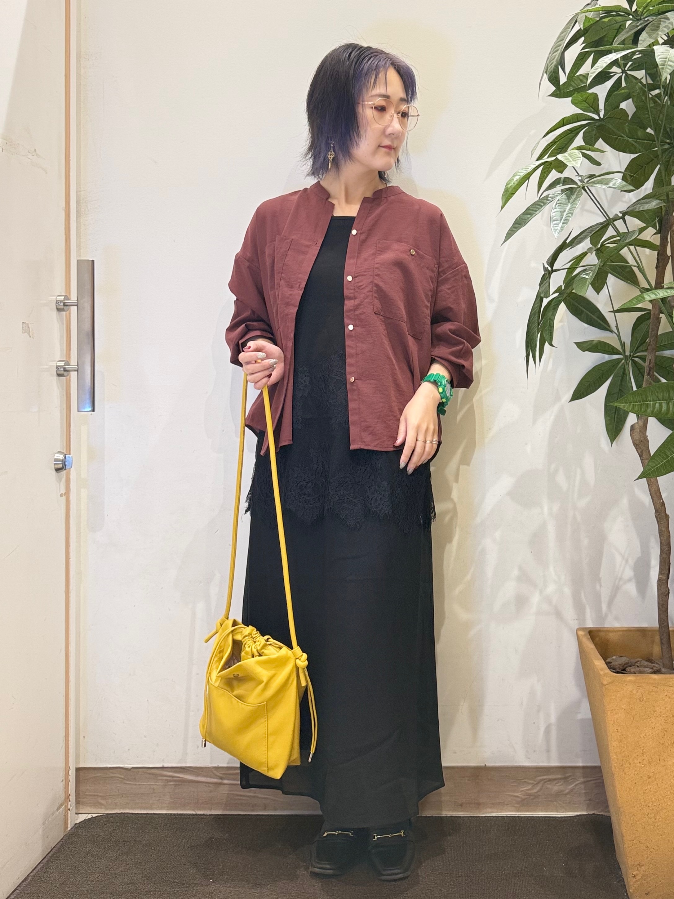 misakiさんの「SHOO･LA･RUE｜【洗濯後しわになりにくい/S-LL】こなれ見え ゆるっと キーネック金ボタンポケットシャツ」を使ったコーディネート