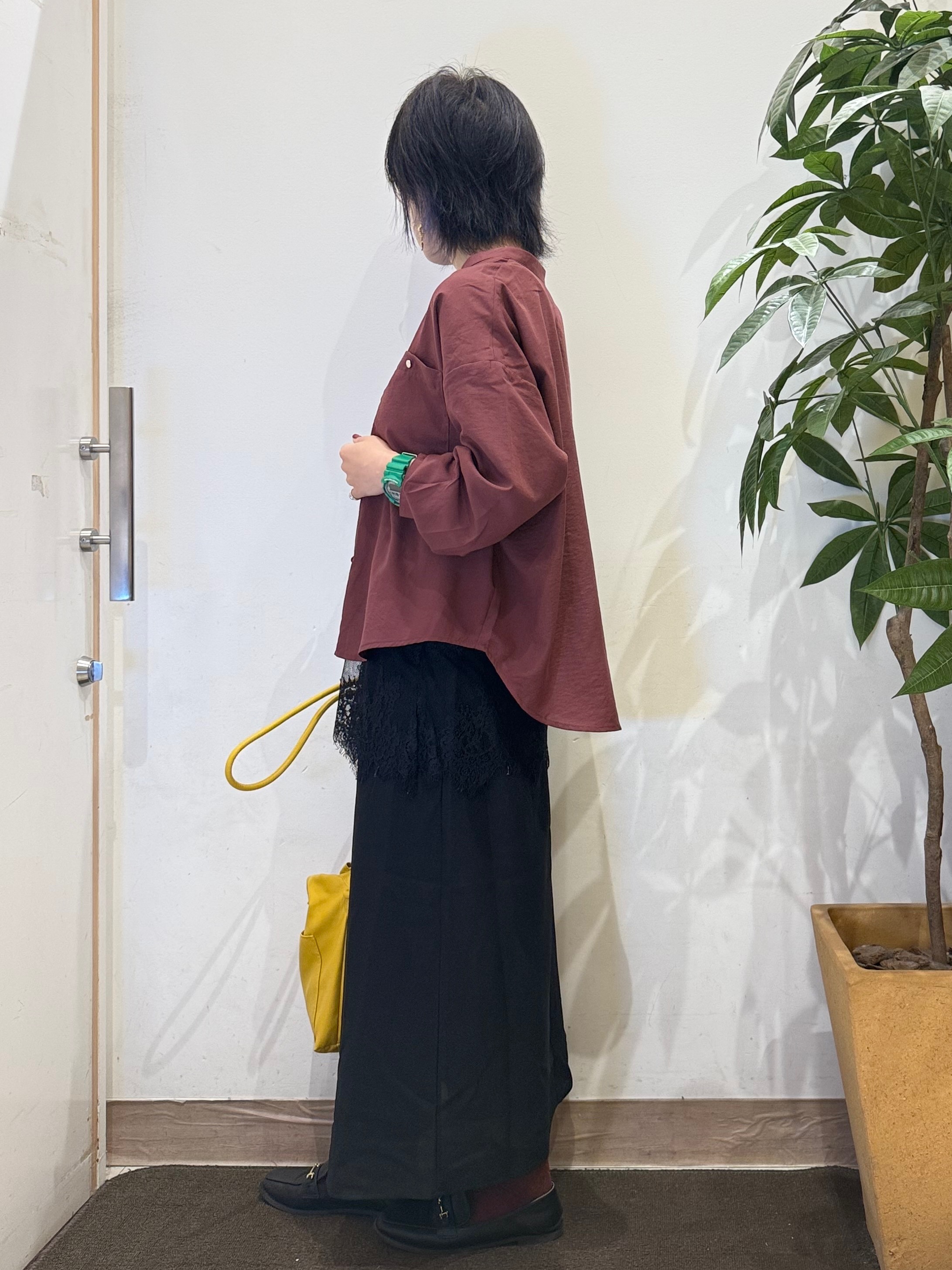 misakiさんの「SHOO･LA･RUE｜【洗濯後しわになりにくい/S-LL】こなれ見え ゆるっと キーネック金ボタンポケットシャツ」を使ったコーディネート