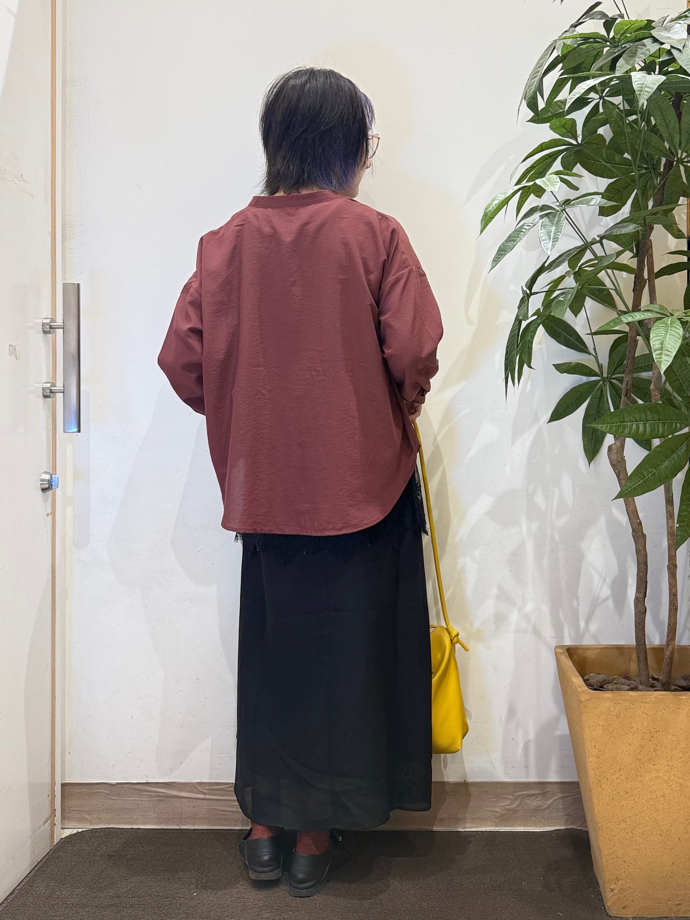 misakiさんの「SHOO･LA･RUE｜【洗濯後しわになりにくい/S-LL】こなれ見え ゆるっと キーネック金ボタンポケットシャツ」を使ったコーディネート