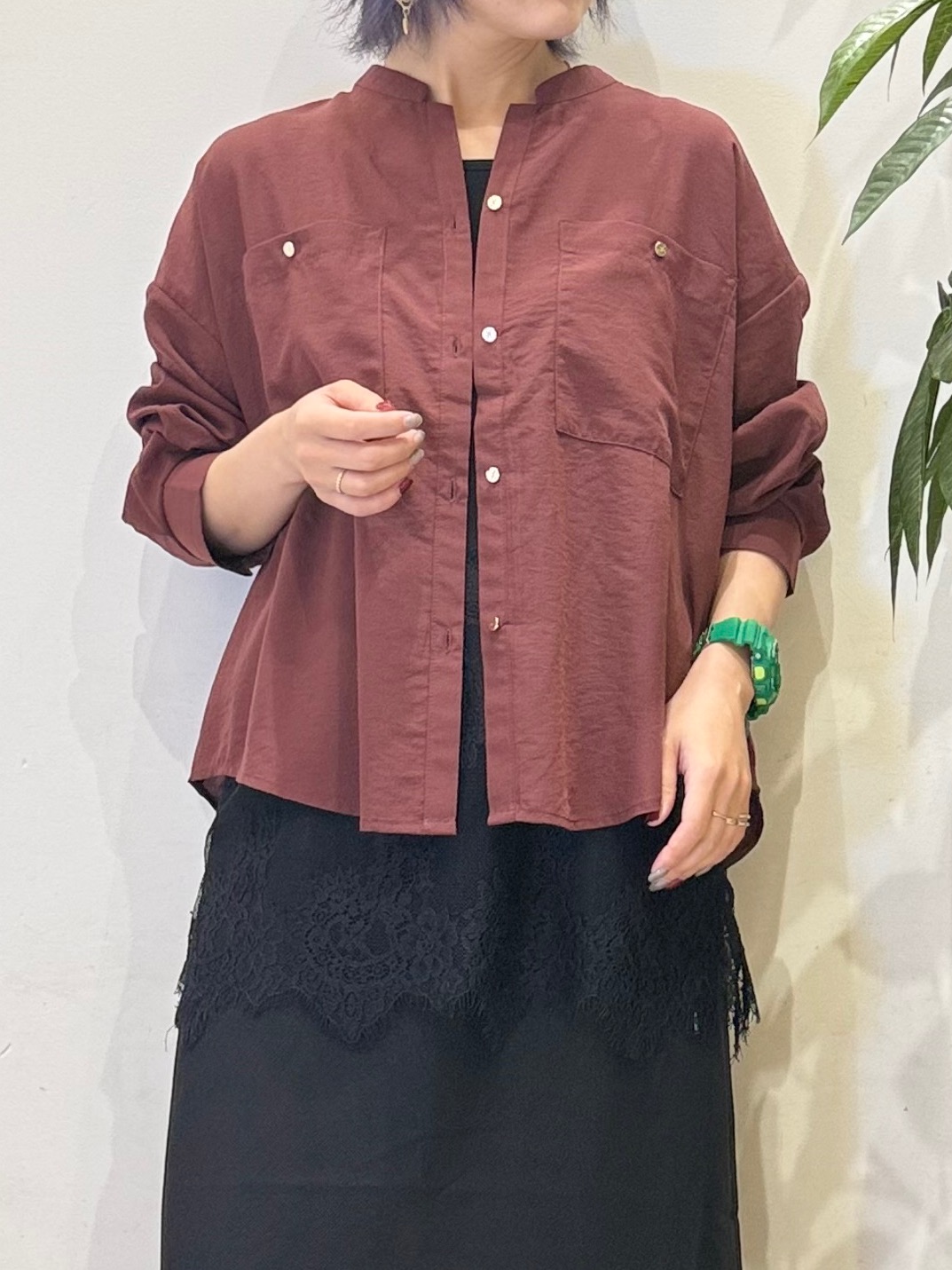 misakiさんの「SHOO･LA･RUE｜【洗濯後しわになりにくい/S-LL】こなれ見え ゆるっと キーネック金ボタンポケットシャツ」を使ったコーディネート