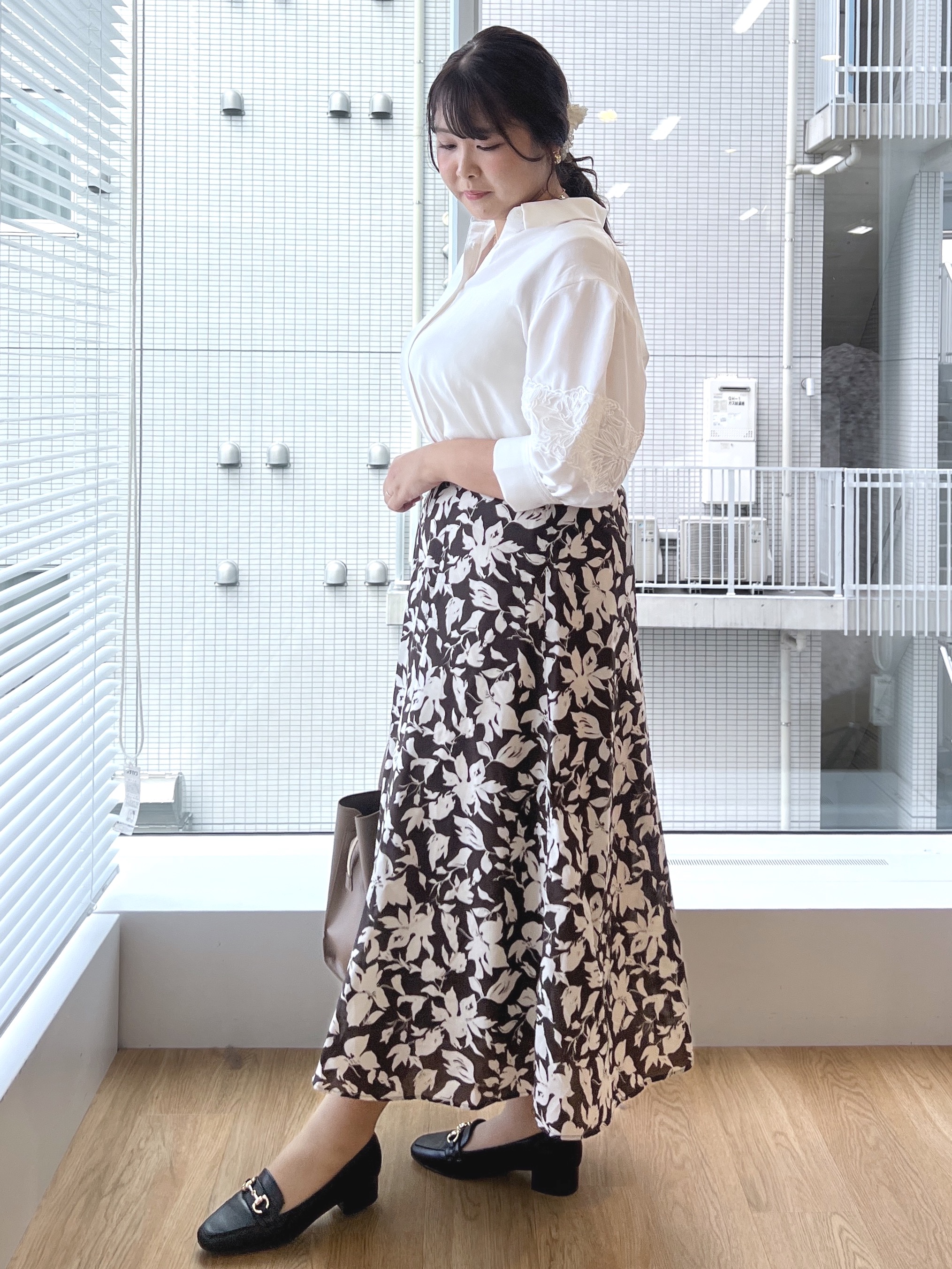 ARISAさんの「grove｜さりげなく華やぐ レースボリュームスリーブシャツ」を使ったコーディネート
