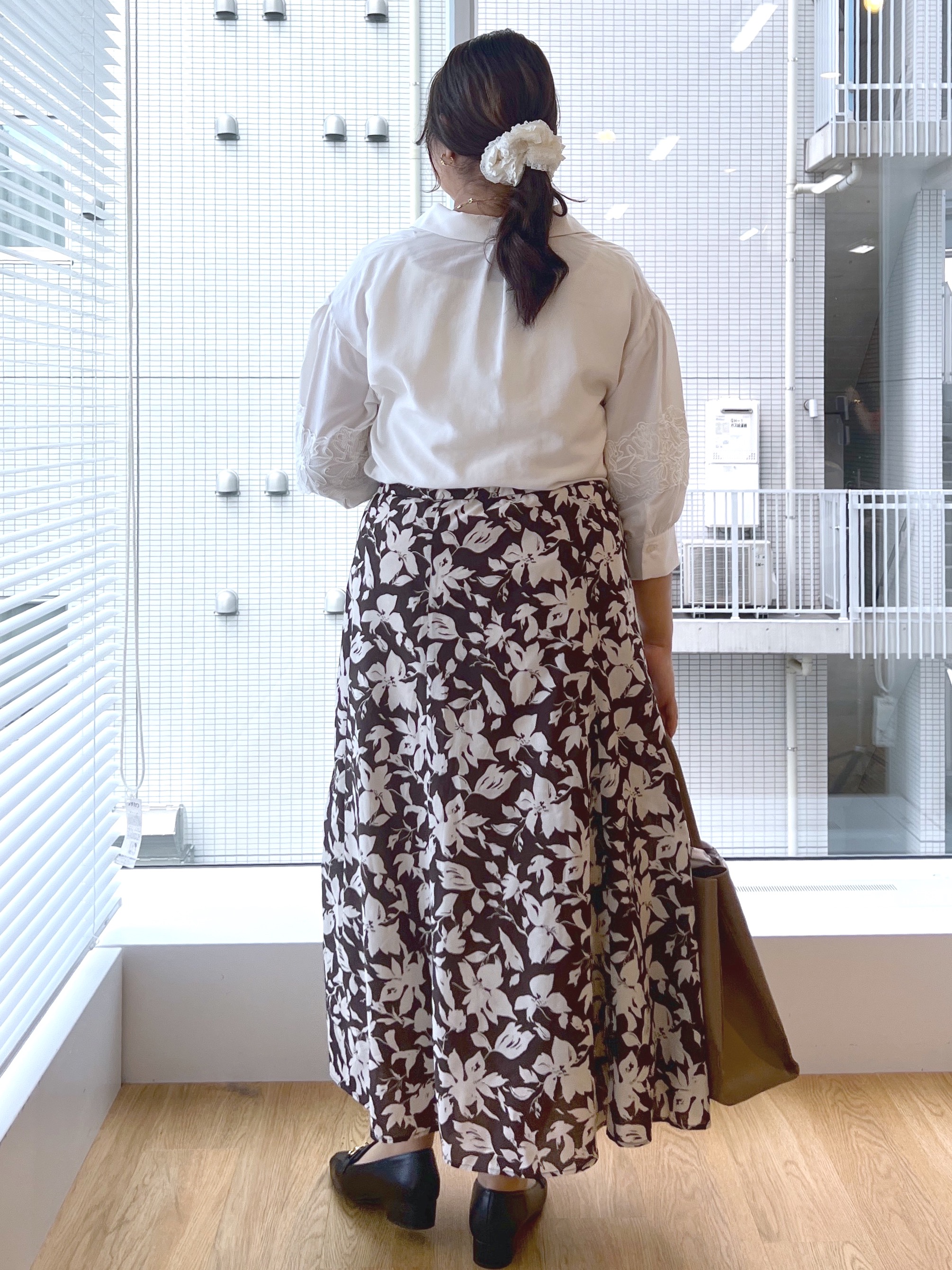 ARISAさんの「grove｜さりげなく華やぐ レースボリュームスリーブシャツ」を使ったコーディネート