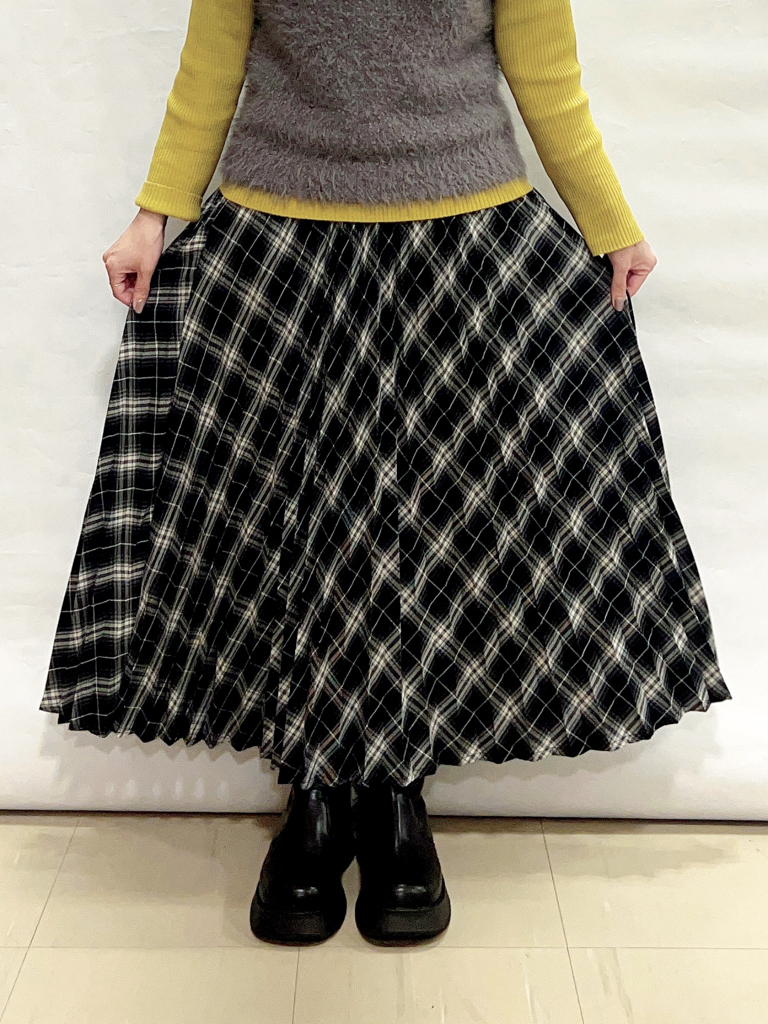 まっつんさんの「SHOO･LA･RUE｜【洗濯機可】重ねるだけで華やかに ふわふわシャギーベスト」を使ったコーディネート